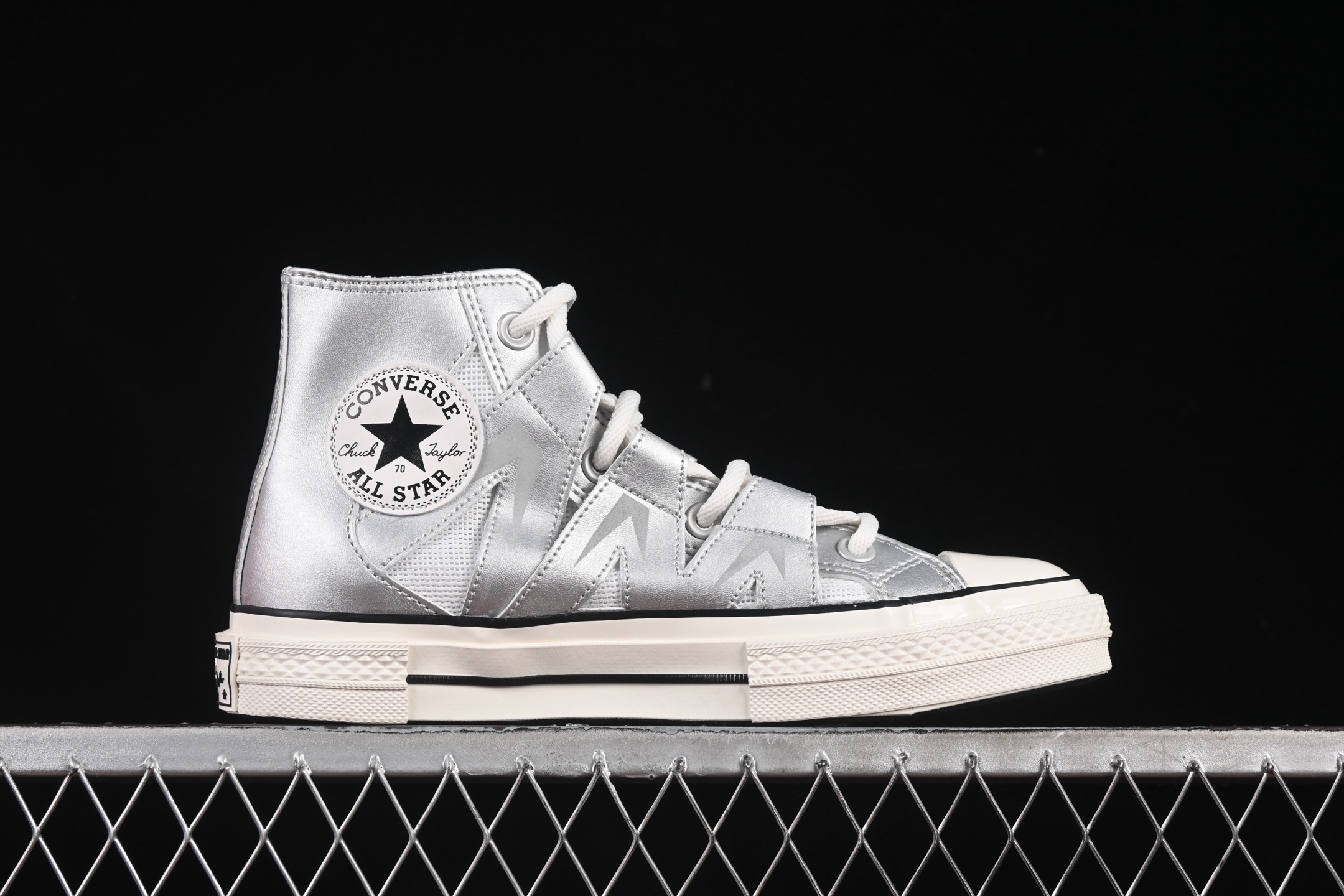 💰160纯原
 Converse Chuck 1970s 匡威官方新款 未来银高帮休闲板鞋 A15187C
#银白光泽邂逅潮流型格，尽显独特魅力。低帮款简约随性，日常搭配轻松出彩；高帮款酷感升级，包裹脚踝更具街头范。鞋面材质拼接精巧，线条利落，经典橡胶鞋底，复古韵味与舒适脚感兼具，无论是漫步街头还是活力出街，都能助你成为焦点。
尺码：35 36 36.5 37 37.5 38 39 39.5 40 41 41.5 42 42.5 43 44 M.C3