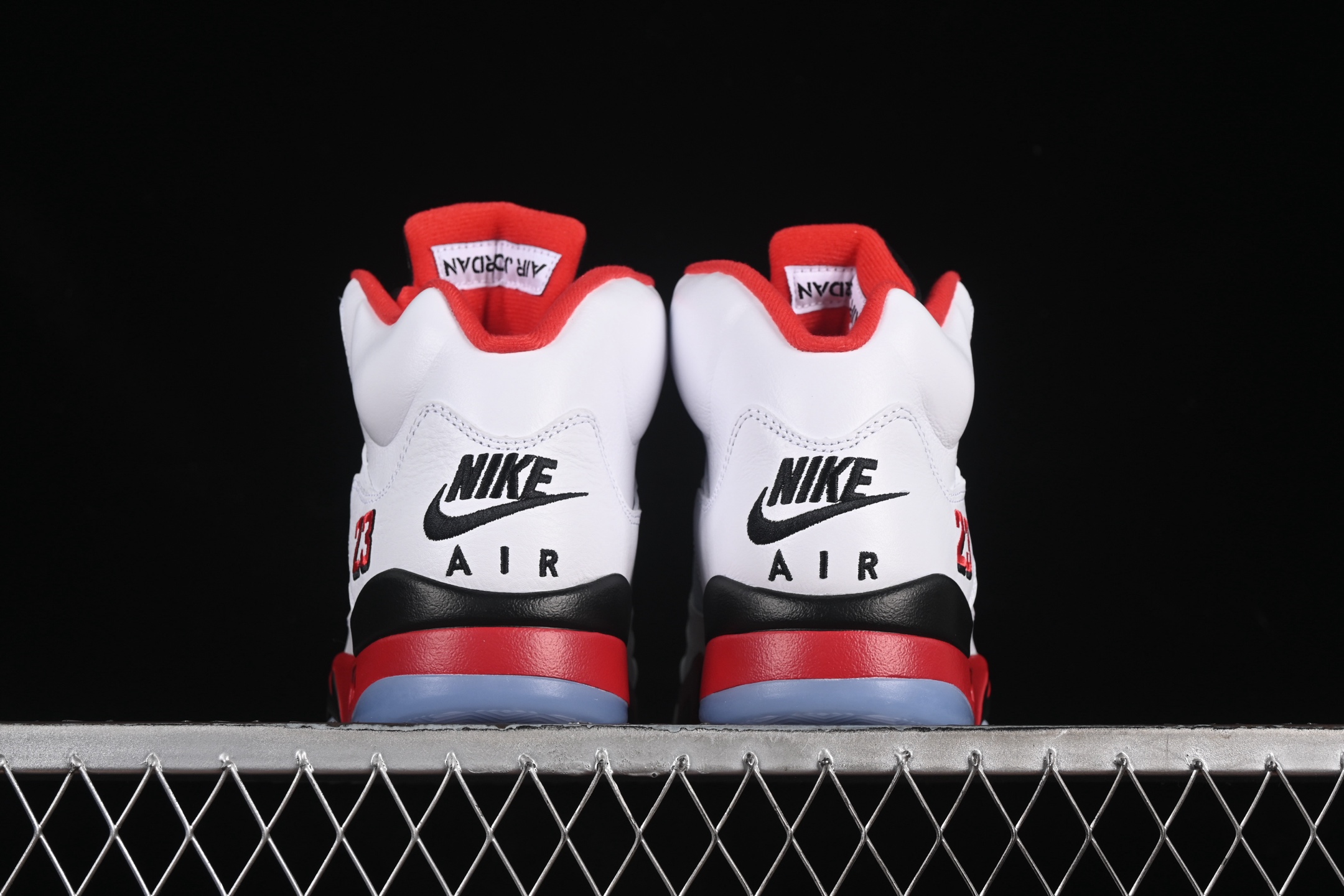 💰520纯原
 Air Jordan 5 Retro "Fire Red Black Tongue" AJ5 乔5流川枫 火焰红 篮球鞋 HQ7978-101
#大厂出品 原楦原纸板 细节如图所 客供原厂材料开发 极致一眼正品既视感 细节如图所
尺码：40 40.5 41 42 42.5 43 44 44.5 45 46 47.5 B.G7
