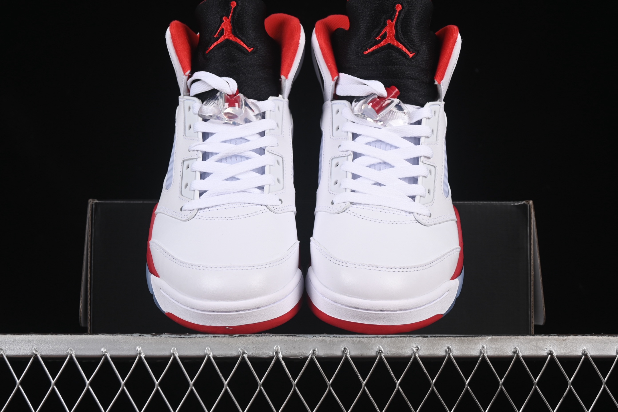 💰520纯原
 Air Jordan 5 Retro "Fire Red Black Tongue" AJ5 乔5流川枫 火焰红 篮球鞋 HQ7978-101
#大厂出品 原楦原纸板 细节如图所 客供原厂材料开发 极致一眼正品既视感 细节如图所
尺码：40 40.5 41 42 42.5 43 44 44.5 45 46 47.5 B.G7