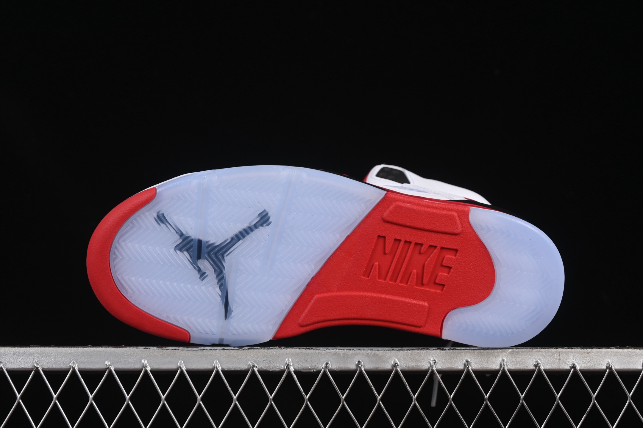 💰520纯原
 Air Jordan 5 Retro "Fire Red Black Tongue" AJ5 乔5流川枫 火焰红 篮球鞋 HQ7978-101
#大厂出品 原楦原纸板 细节如图所 客供原厂材料开发 极致一眼正品既视感 细节如图所
尺码：40 40.5 41 42 42.5 43 44 44.5 45 46 47.5 B.G7