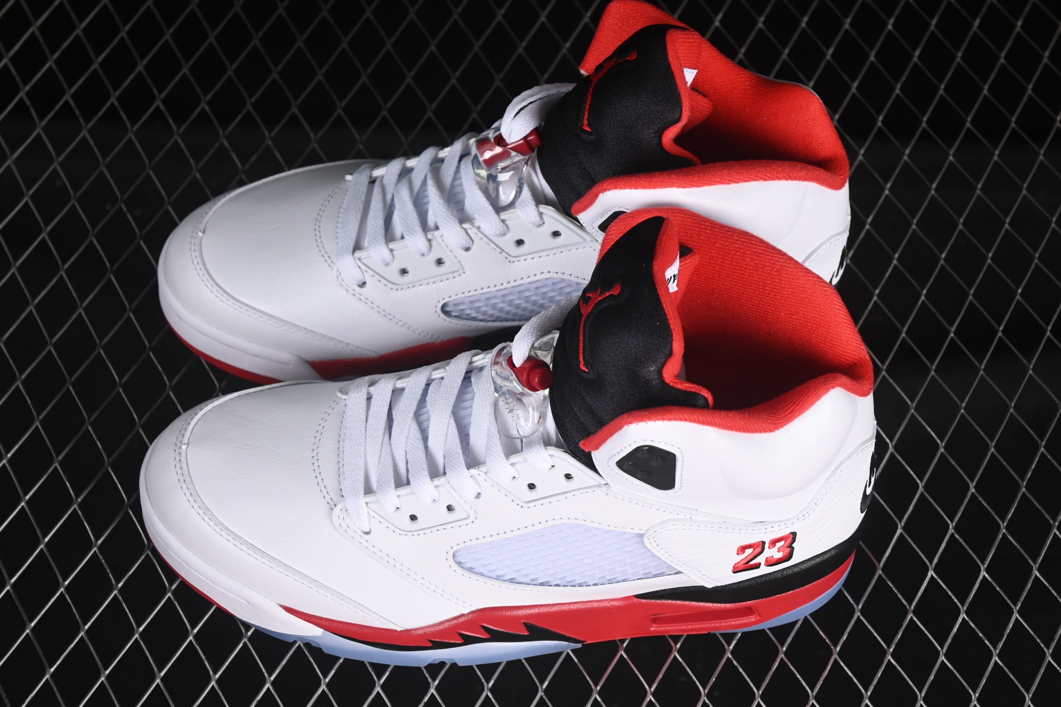 💰520纯原
 Air Jordan 5 Retro "Fire Red Black Tongue" AJ5 乔5流川枫 火焰红 篮球鞋 HQ7978-101
#大厂出品 原楦原纸板 细节如图所 客供原厂材料开发 极致一眼正品既视感 细节如图所
尺码：40 40.5 41 42 42.5 43 44 44.5 45 46 47.5 B.G7