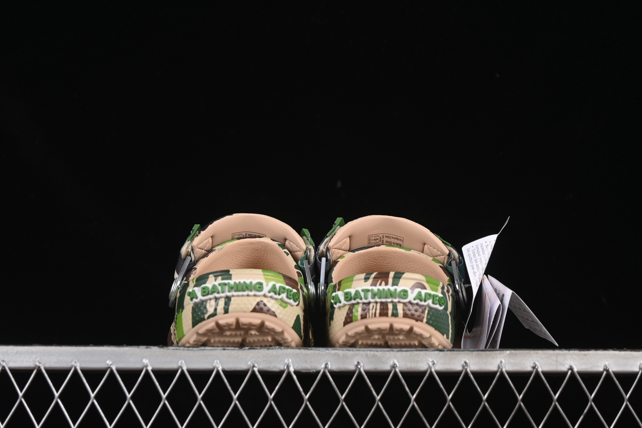  Bape x Crocs Classic Clog 卡骆驰猿人头联名迷彩印花舒适百搭洞洞鞋
尺码：M