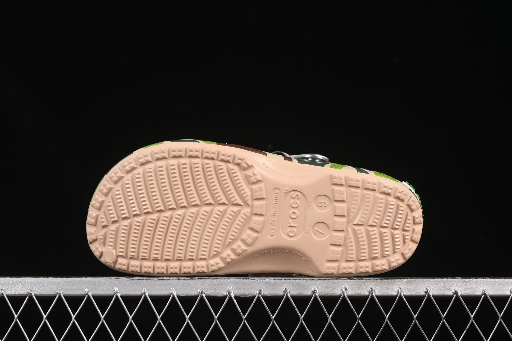  Bape x Crocs Classic Clog 卡骆驰猿人头联名迷彩印花舒适百搭洞洞鞋
尺码：M