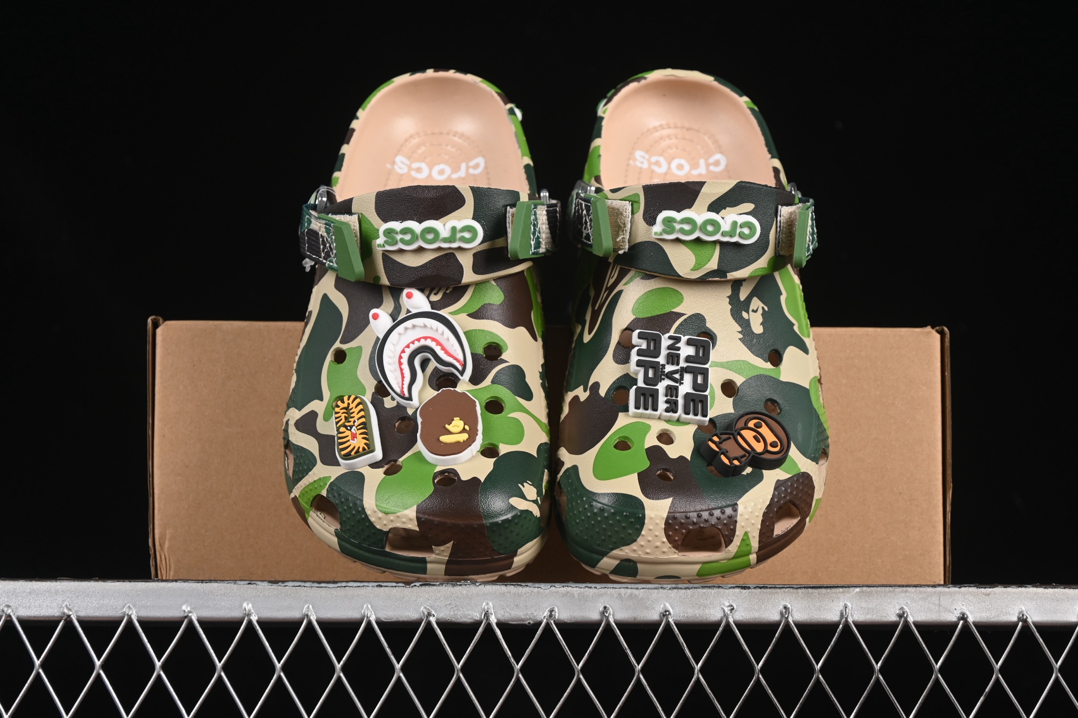  Bape x Crocs Classic Clog 卡骆驰猿人头联名迷彩印花舒适百搭洞洞鞋
尺码：M