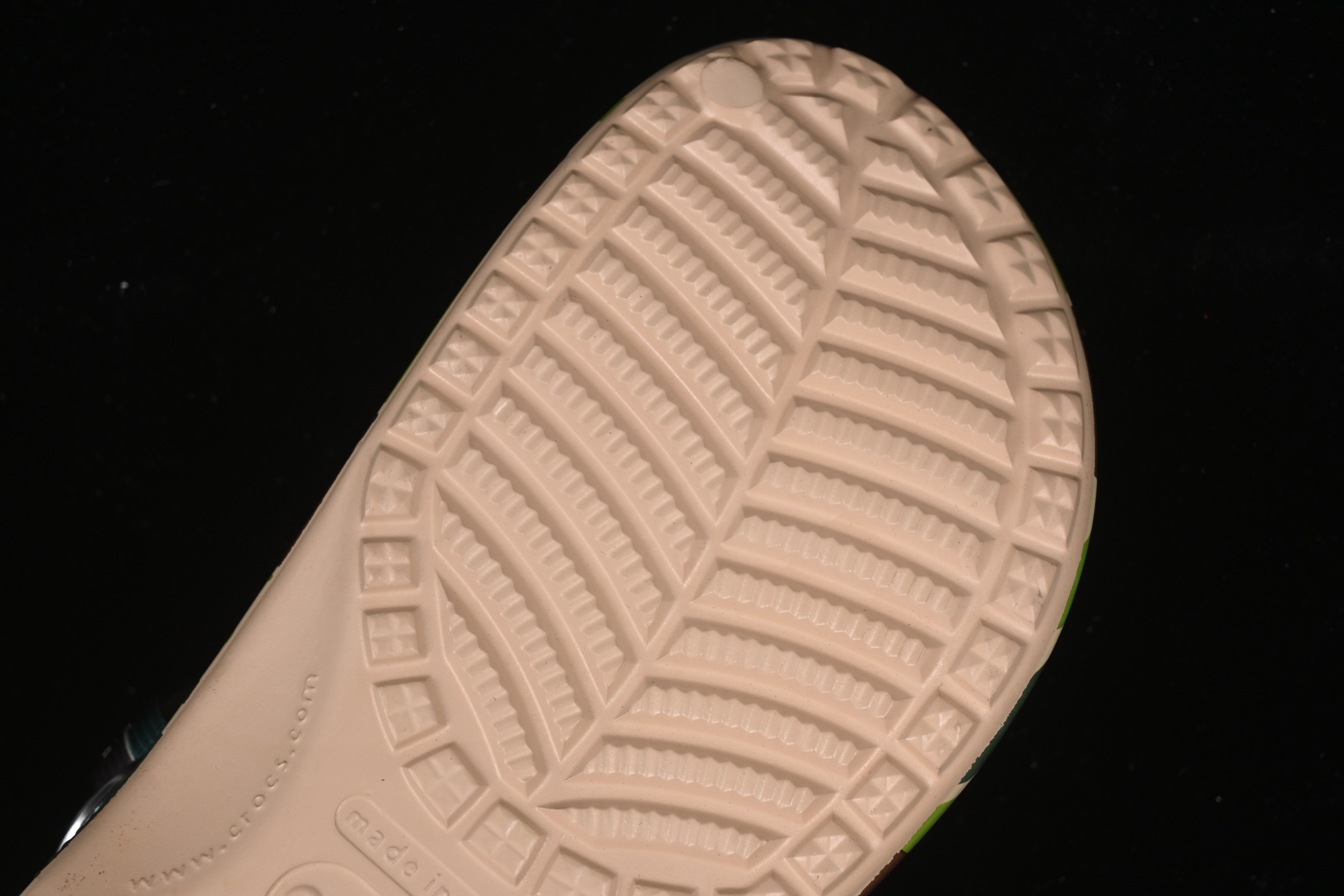  Bape x Crocs Classic Clog 卡骆驰猿人头联名迷彩印花舒适百搭洞洞鞋
尺码：M
