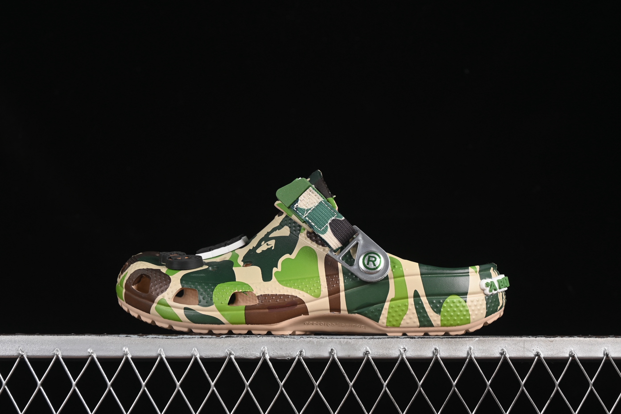  Bape x Crocs Classic Clog 卡骆驰猿人头联名迷彩印花舒适百搭洞洞鞋
尺码：M