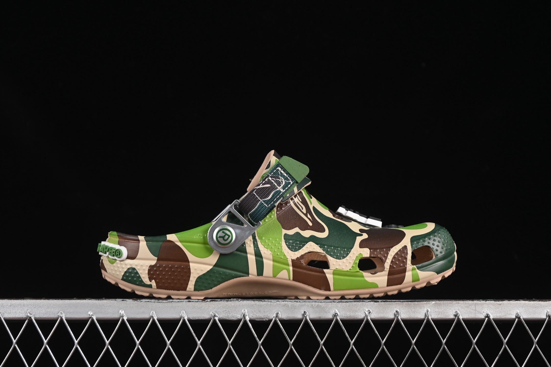  Bape x Crocs Classic Clog 卡骆驰猿人头联名迷彩印花舒适百搭洞洞鞋
尺码：M