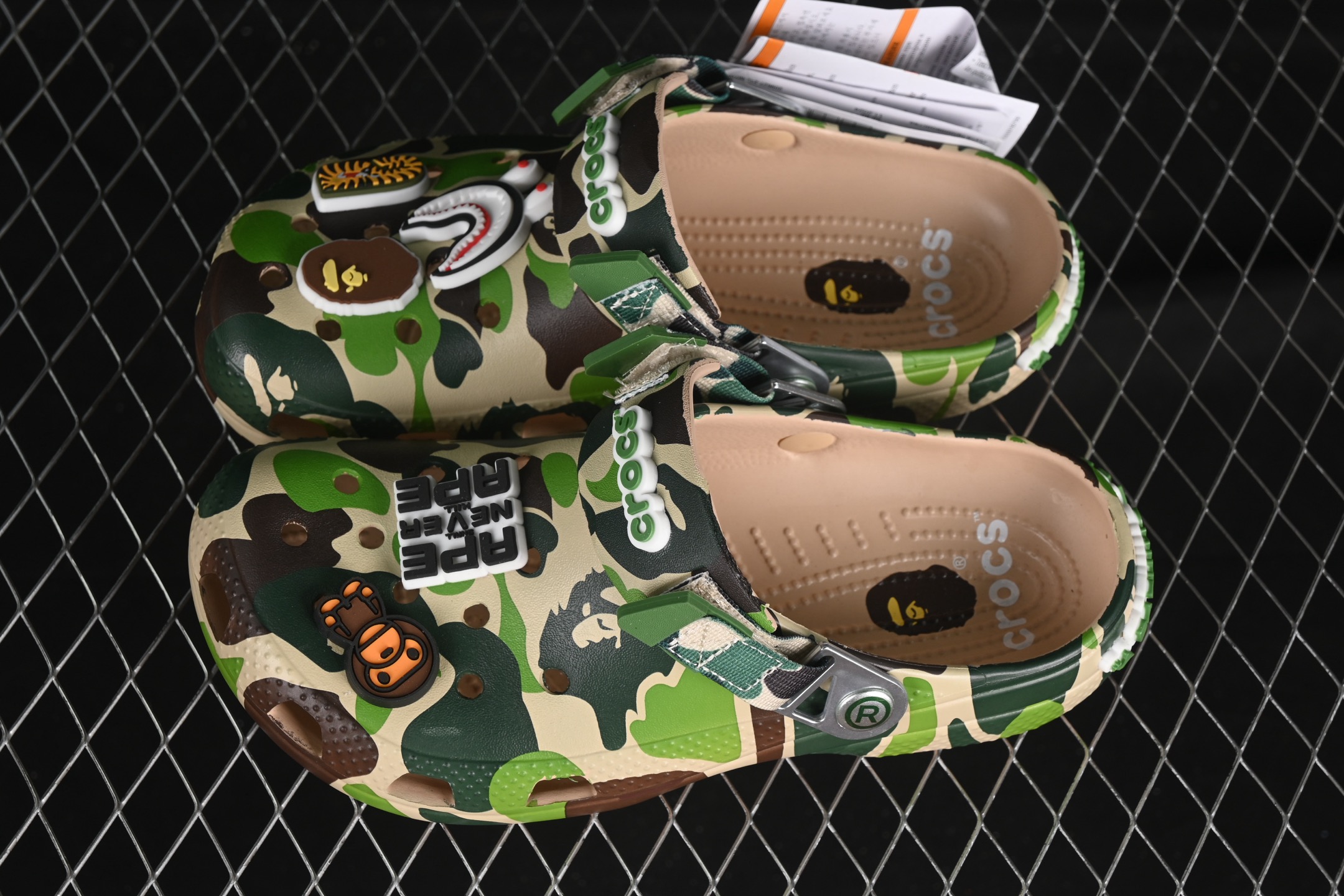  Bape x Crocs Classic Clog 卡骆驰猿人头联名迷彩印花舒适百搭洞洞鞋
尺码：M
