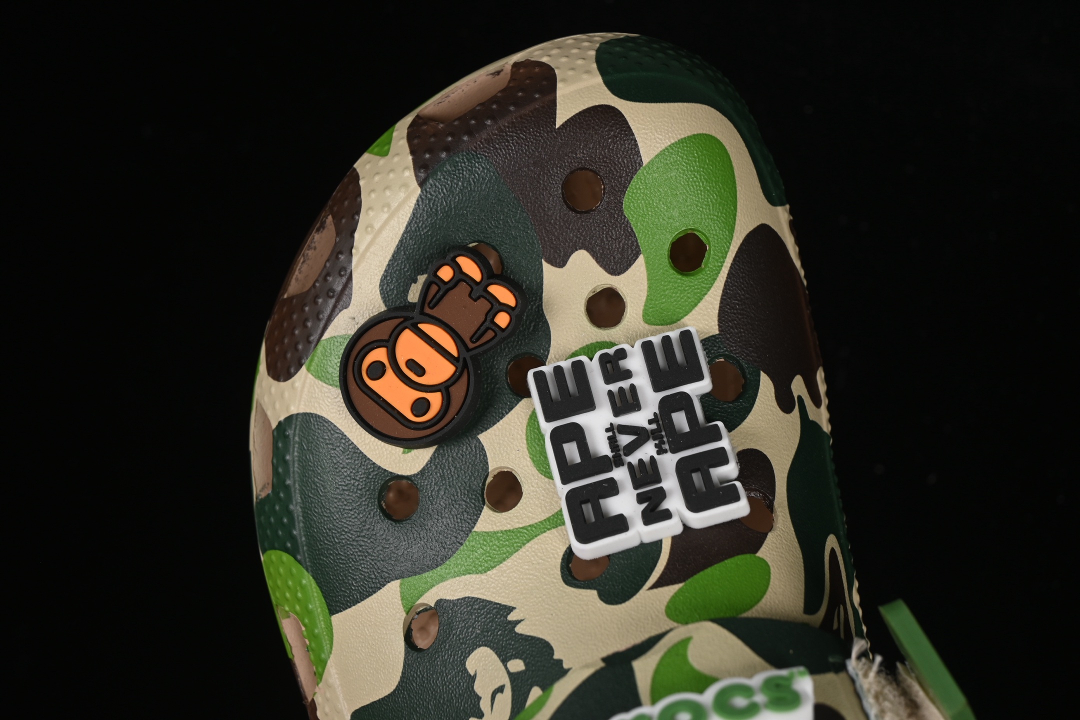  Bape x Crocs Classic Clog 卡骆驰猿人头联名迷彩印花舒适百搭洞洞鞋
尺码：M