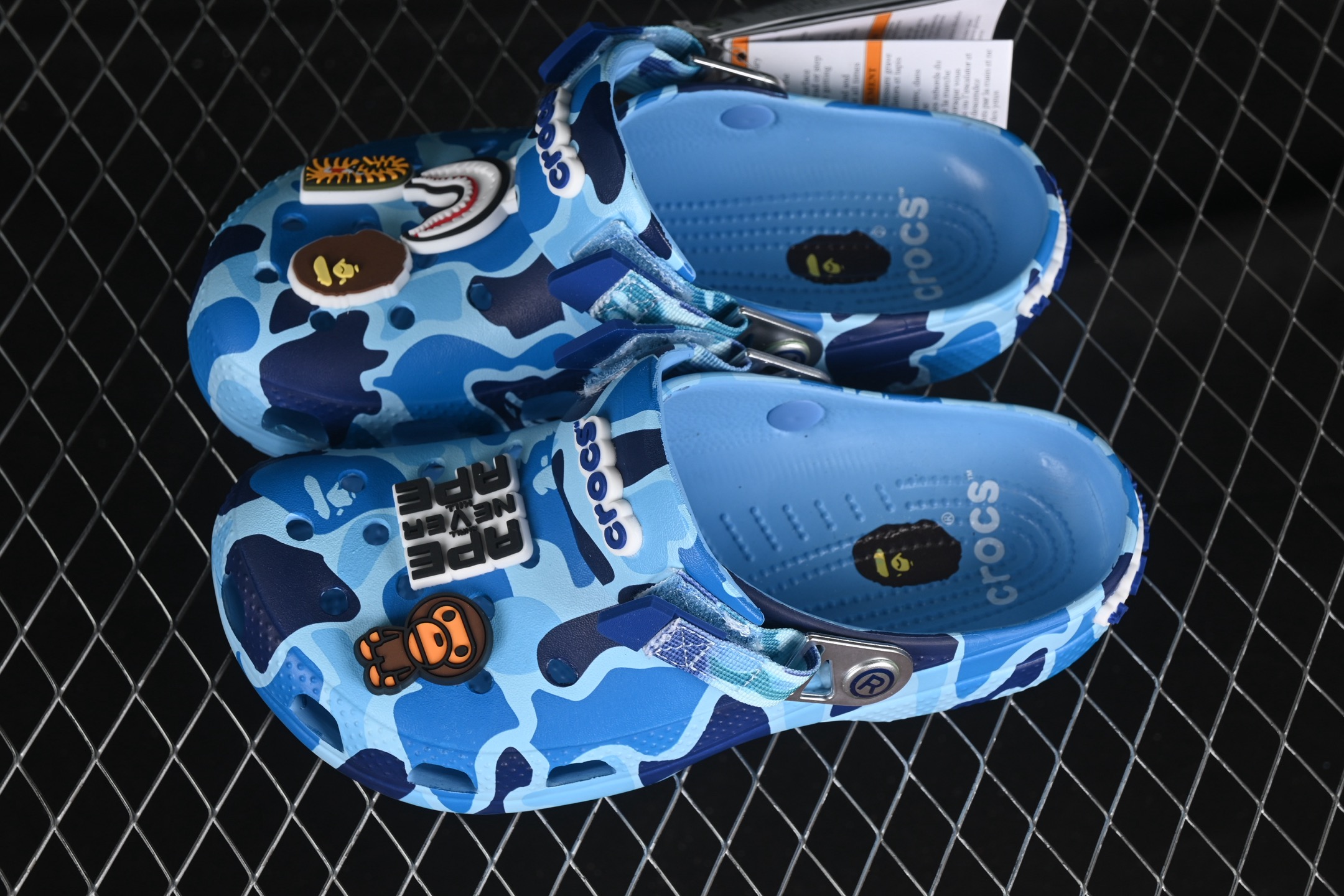  Bape x Crocs Classic Clog 卡骆驰猿人头联名迷彩印花舒适百搭洞洞鞋
尺码：M