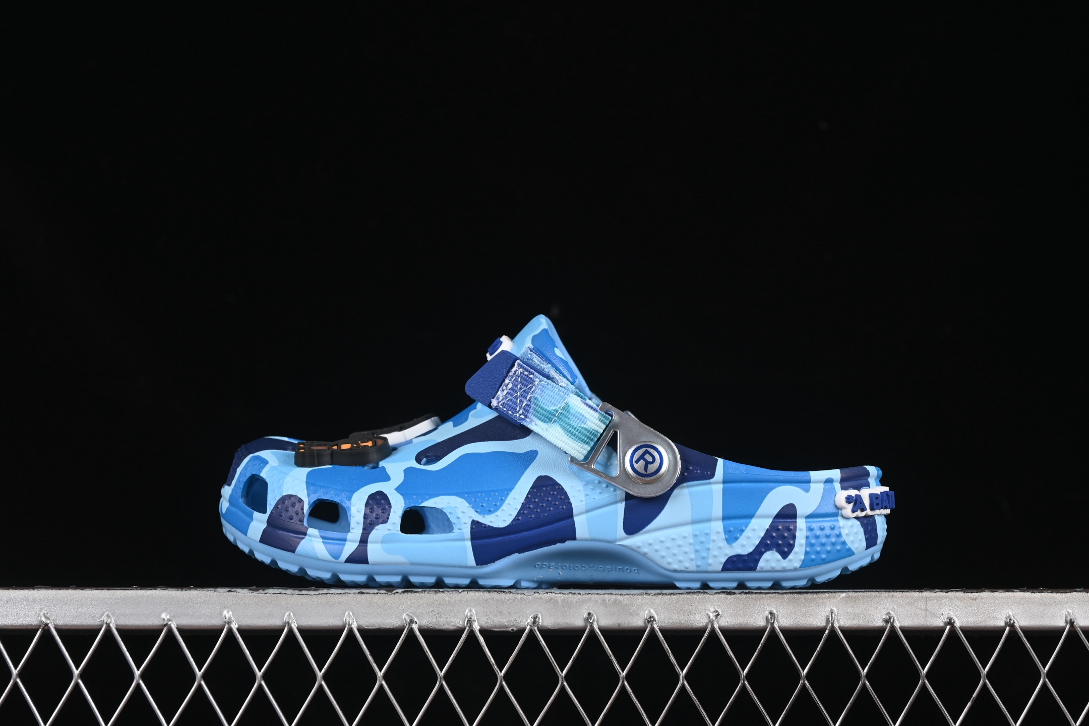  Bape x Crocs Classic Clog 卡骆驰猿人头联名迷彩印花舒适百搭洞洞鞋
尺码：M