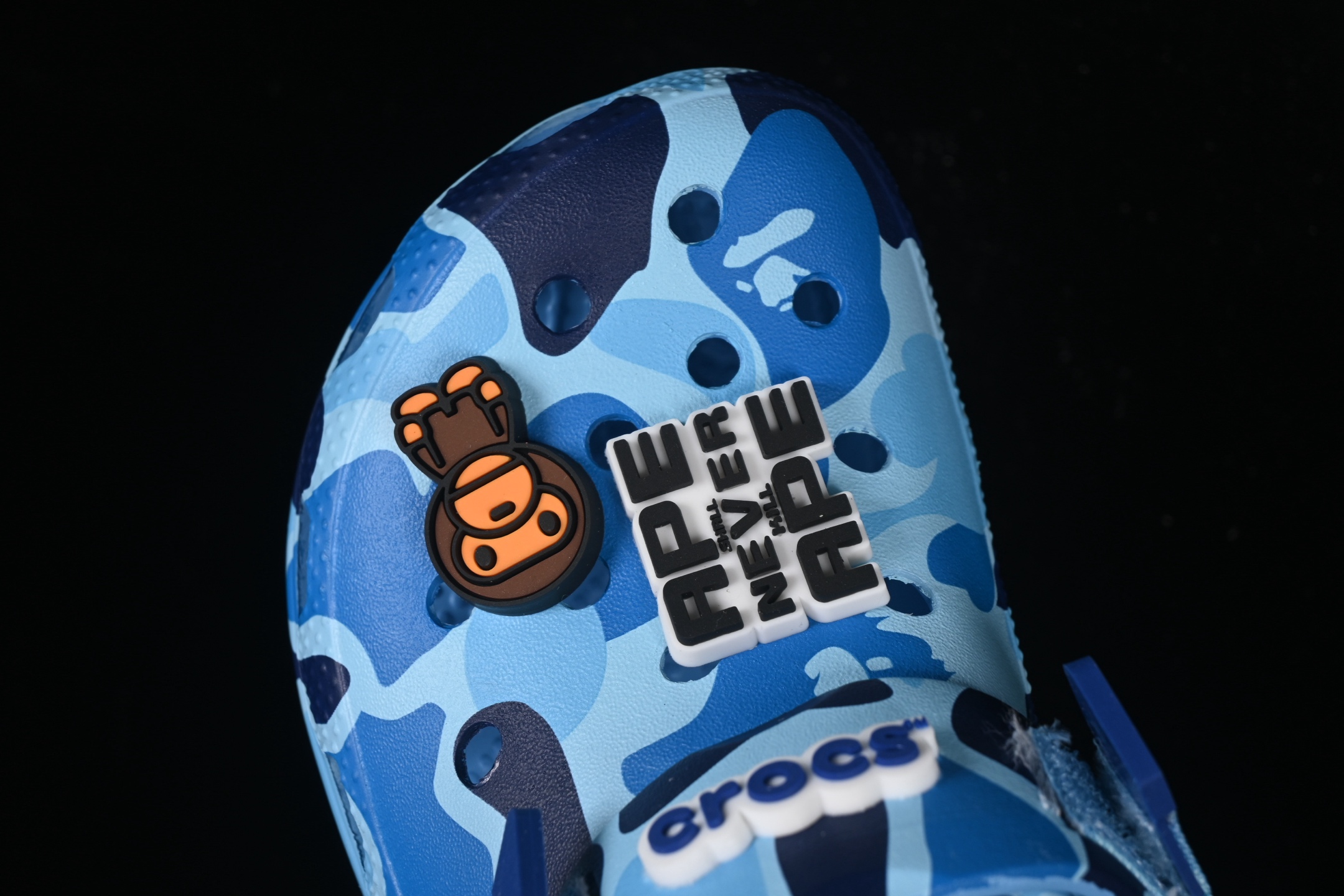  Bape x Crocs Classic Clog 卡骆驰猿人头联名迷彩印花舒适百搭洞洞鞋
尺码：M