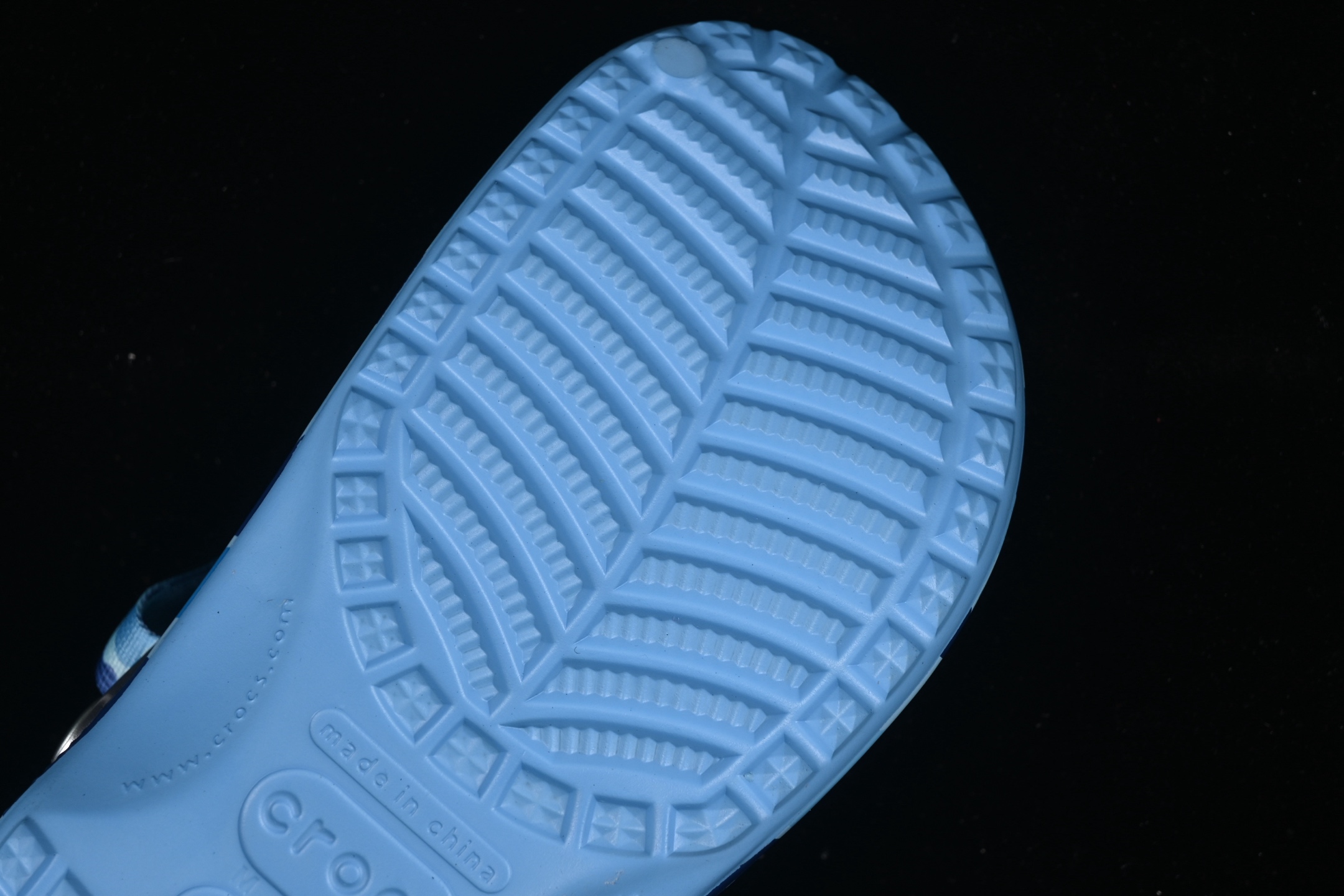  Bape x Crocs Classic Clog 卡骆驰猿人头联名迷彩印花舒适百搭洞洞鞋
尺码：M