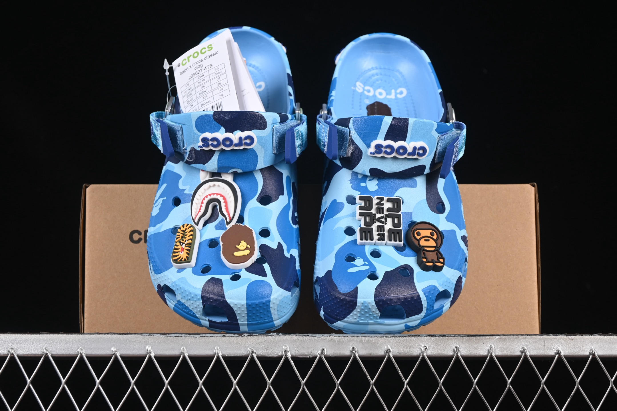  Bape x Crocs Classic Clog 卡骆驰猿人头联名迷彩印花舒适百搭洞洞鞋
尺码：M