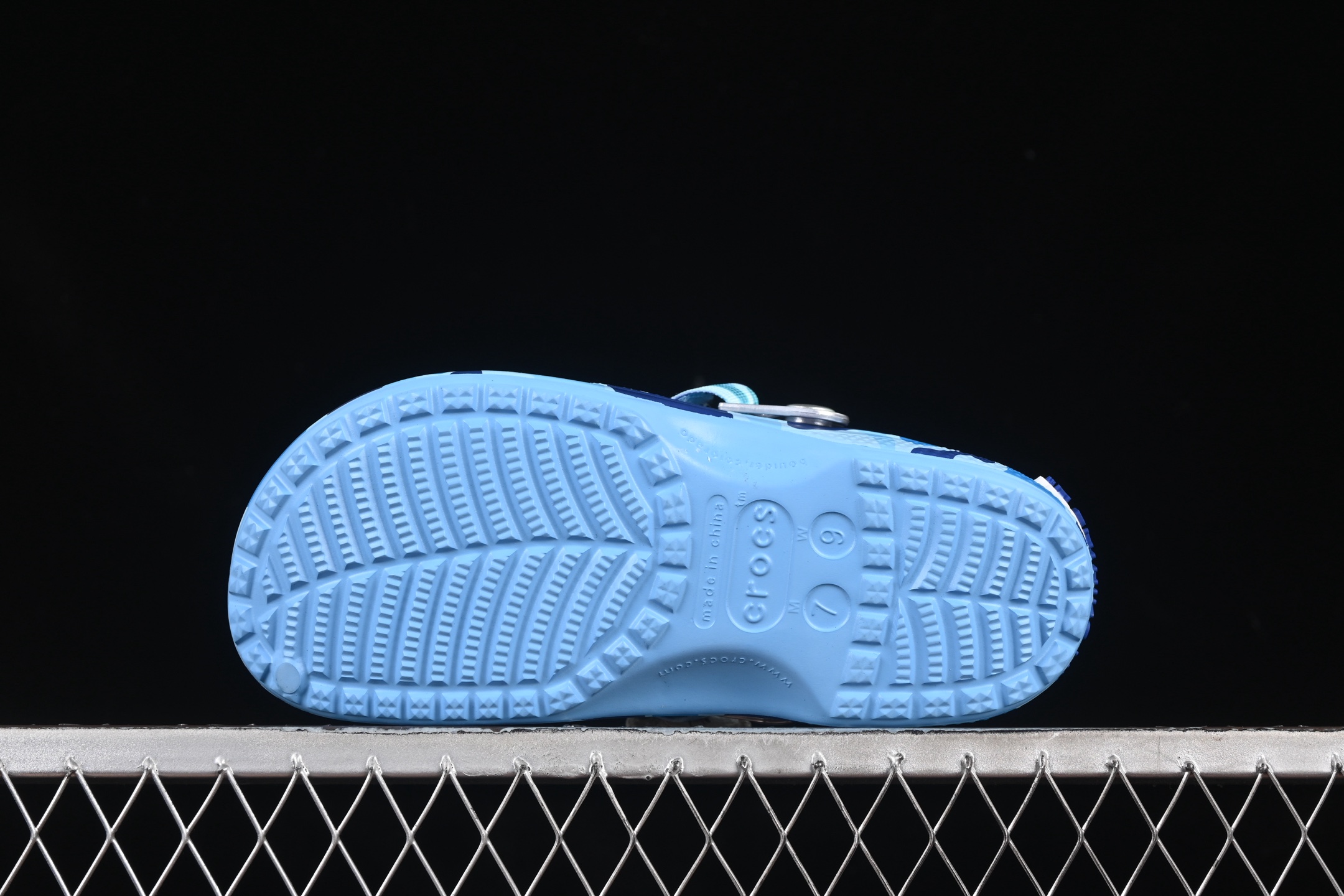  Bape x Crocs Classic Clog 卡骆驰猿人头联名迷彩印花舒适百搭洞洞鞋
尺码：M