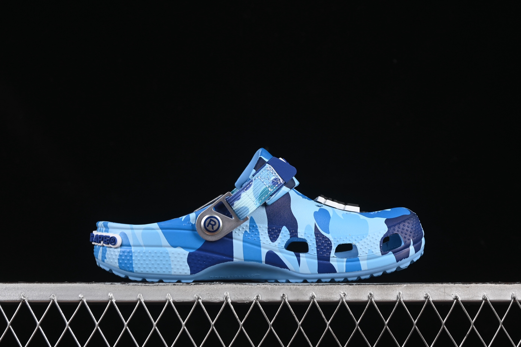  Bape x Crocs Classic Clog 卡骆驰猿人头联名迷彩印花舒适百搭洞洞鞋
尺码：M