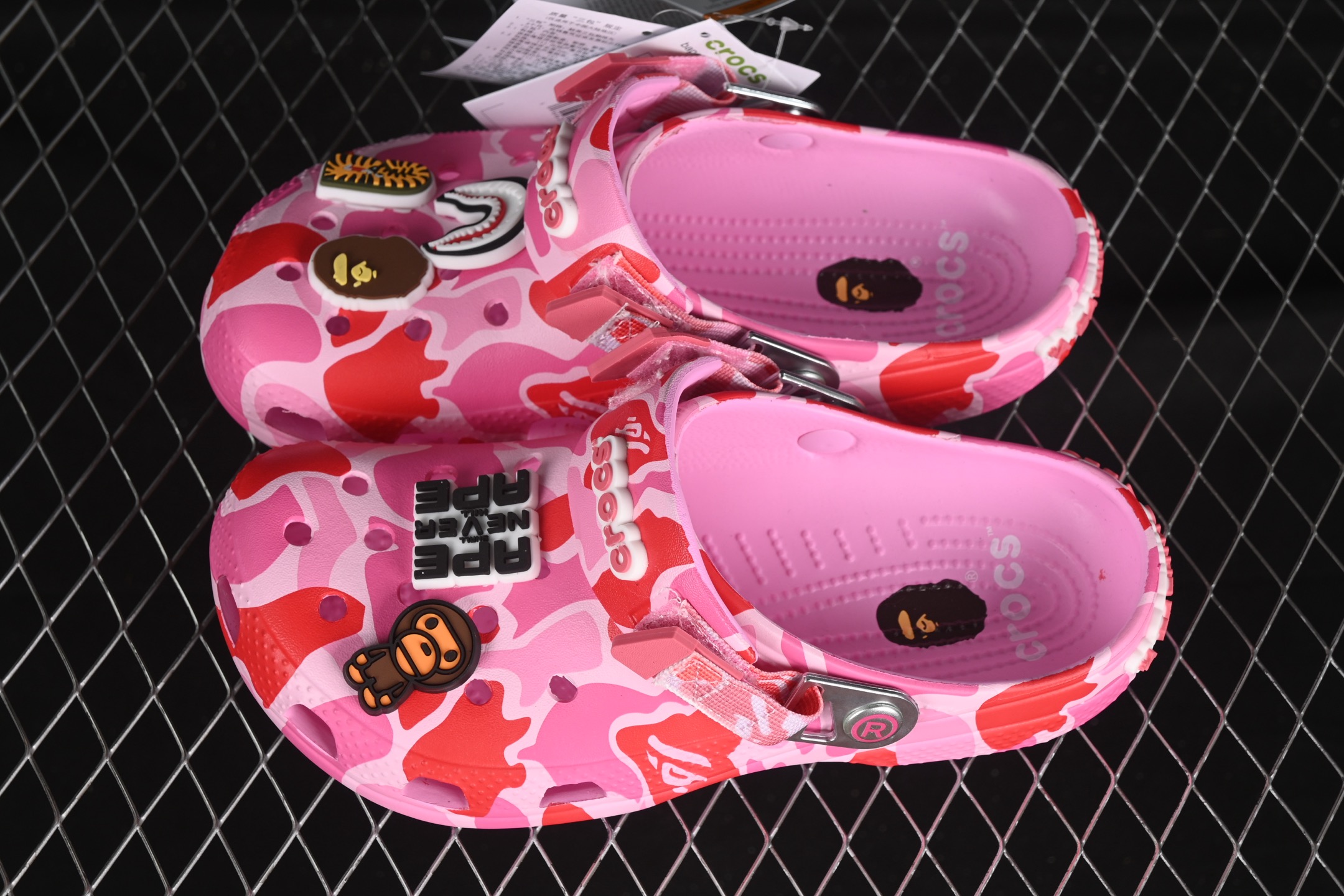  Bape x Crocs Classic Clog 卡骆驰猿人头联名迷彩印花舒适百搭洞洞鞋
尺码：M