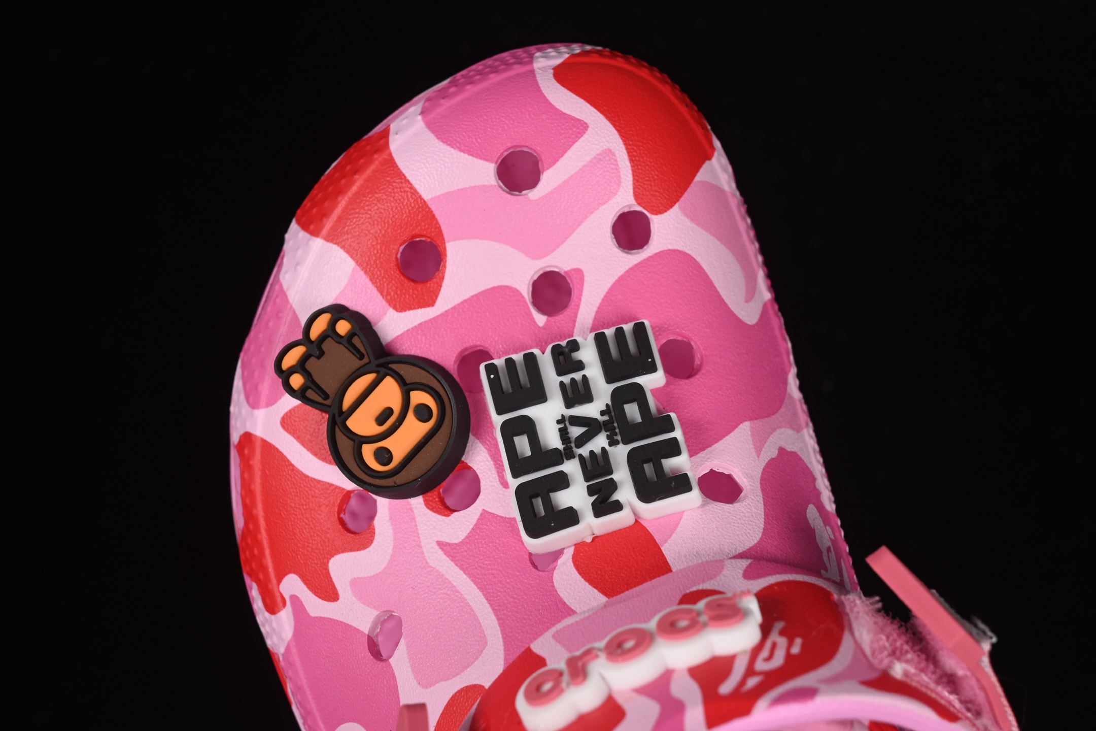  Bape x Crocs Classic Clog 卡骆驰猿人头联名迷彩印花舒适百搭洞洞鞋
尺码：M