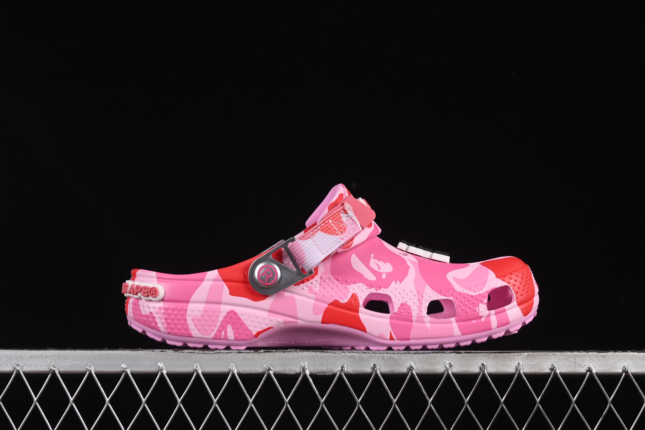  Bape x Crocs Classic Clog 卡骆驰猿人头联名迷彩印花舒适百搭洞洞鞋
尺码：M