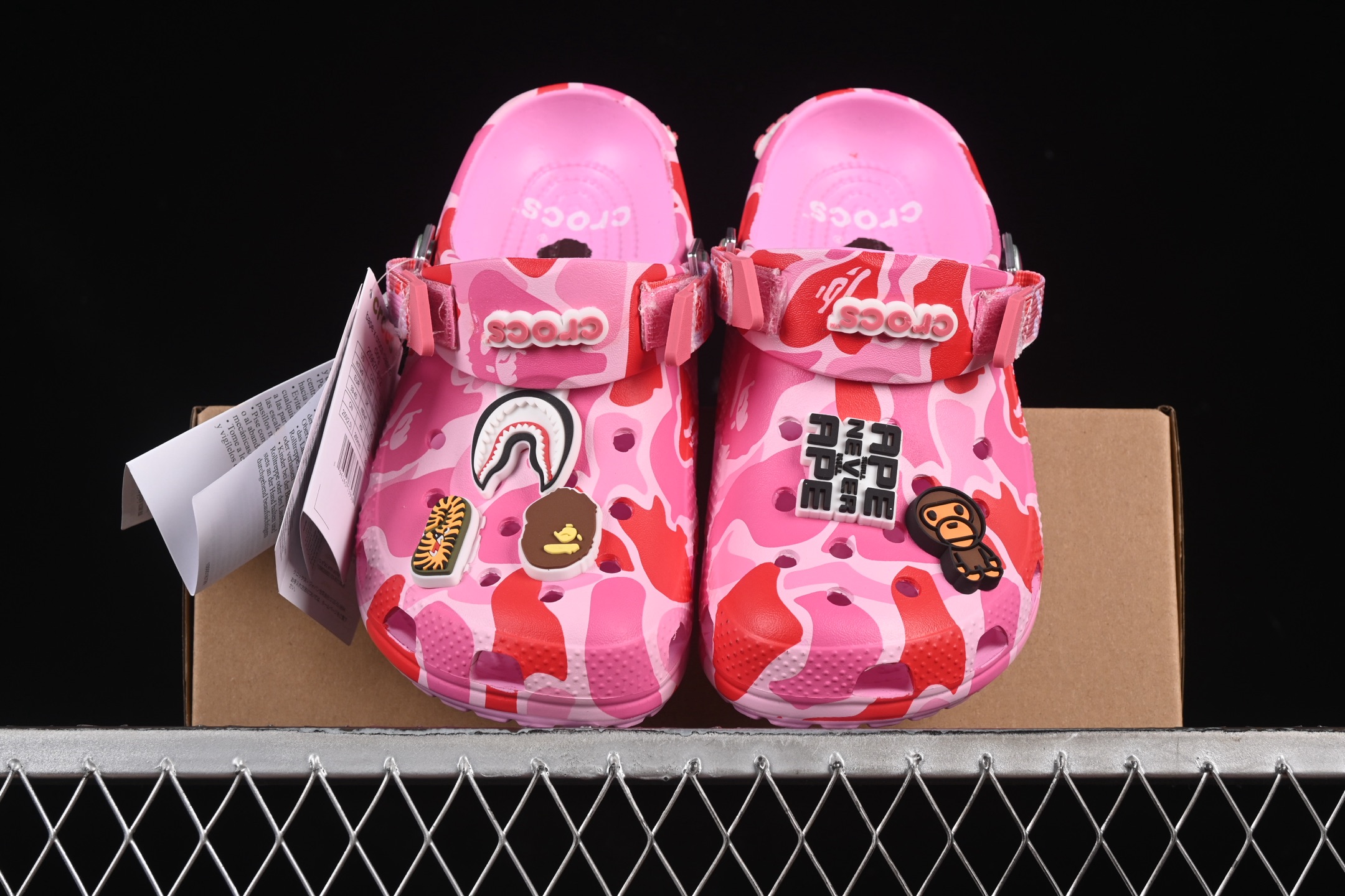  Bape x Crocs Classic Clog 卡骆驰猿人头联名迷彩印花舒适百搭洞洞鞋
尺码：M
