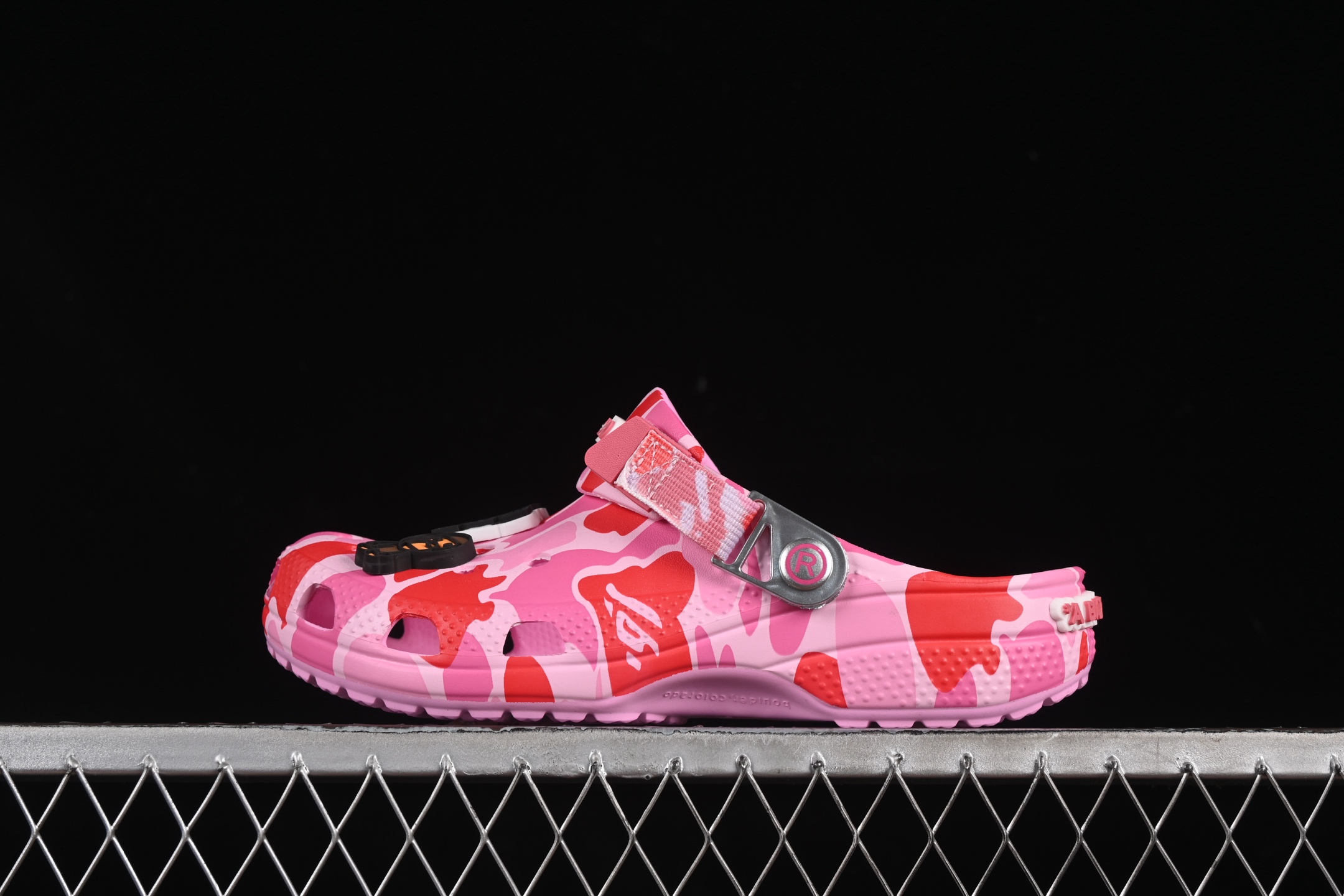  Bape x Crocs Classic Clog 卡骆驰猿人头联名迷彩印花舒适百搭洞洞鞋
尺码：M
