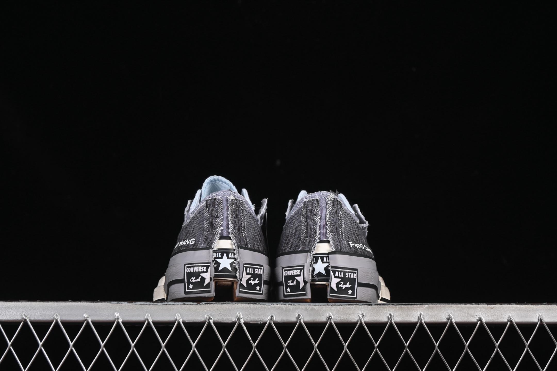 💰190纯原
 Feng Chen Wang X Converse Chuck 70 Low 中国设计师联名低帮休闲板鞋 A15742C
#Chuck 70概念鞋在纽约时装周的19春夏男装展示会上亮相，以细致的解构和精致的重组为特色，并配有手绘细节。五年后，王逢陈展示了自己视觉的最新发展——Chuck 70 2-in-1 低帮帆布鞋。该款鞋款以“两个”为重点，搭配帆布覆面、双层胶带和改性外底，分为四个象限。这一设计雄辩地展示了王视觉的双重性，为佩戴者提供了在结构化结构中增强的灵活性。
尺码：35 36 36.5 37 37.5 38 39 39.5 40 41 41.5 42 42.5 43 44 M.C3