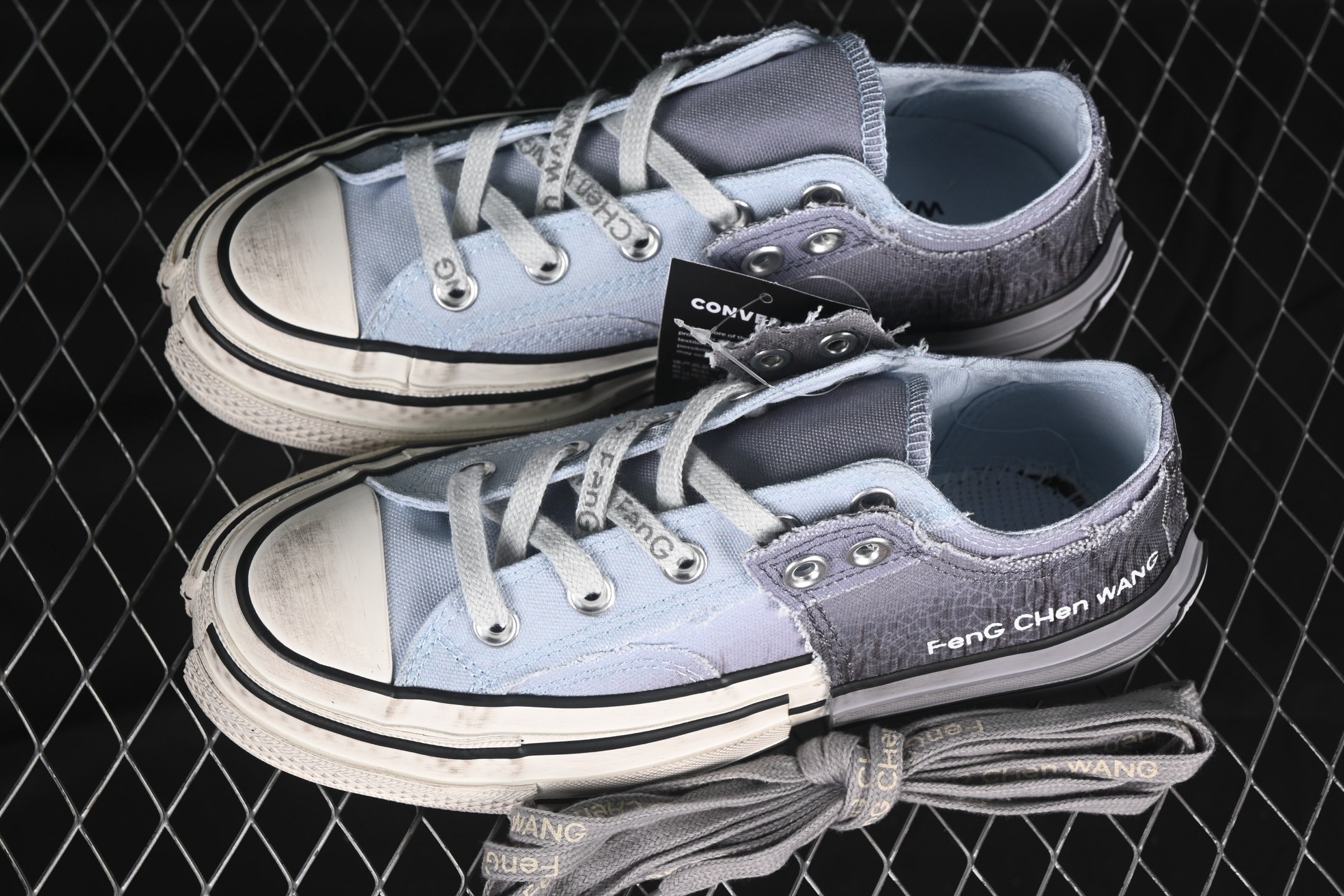 💰190纯原
 Feng Chen Wang X Converse Chuck 70 Low 中国设计师联名低帮休闲板鞋 A15742C
#Chuck 70概念鞋在纽约时装周的19春夏男装展示会上亮相，以细致的解构和精致的重组为特色，并配有手绘细节。五年后，王逢陈展示了自己视觉的最新发展——Chuck 70 2-in-1 低帮帆布鞋。该款鞋款以“两个”为重点，搭配帆布覆面、双层胶带和改性外底，分为四个象限。这一设计雄辩地展示了王视觉的双重性，为佩戴者提供了在结构化结构中增强的灵活性。
尺码：35 36 36.5 37 37.5 38 39 39.5 40 41 41.5 42 42.5 43 44 M.C3
