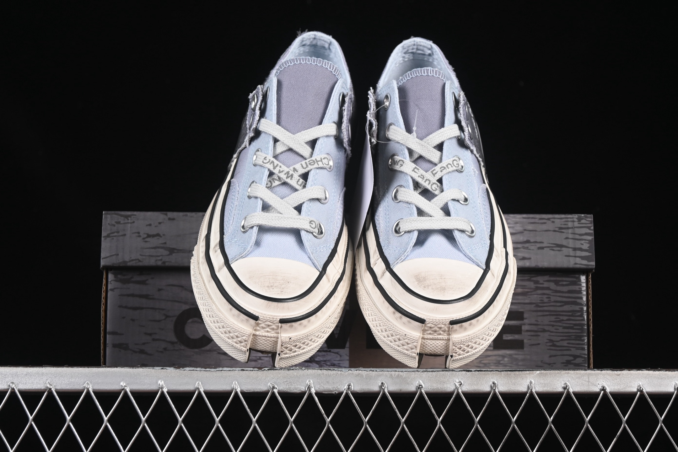 💰190纯原
 Feng Chen Wang X Converse Chuck 70 Low 中国设计师联名低帮休闲板鞋 A15742C
#Chuck 70概念鞋在纽约时装周的19春夏男装展示会上亮相，以细致的解构和精致的重组为特色，并配有手绘细节。五年后，王逢陈展示了自己视觉的最新发展——Chuck 70 2-in-1 低帮帆布鞋。该款鞋款以“两个”为重点，搭配帆布覆面、双层胶带和改性外底，分为四个象限。这一设计雄辩地展示了王视觉的双重性，为佩戴者提供了在结构化结构中增强的灵活性。
尺码：35 36 36.5 37 37.5 38 39 39.5 40 41 41.5 42 42.5 43 44 M.C3