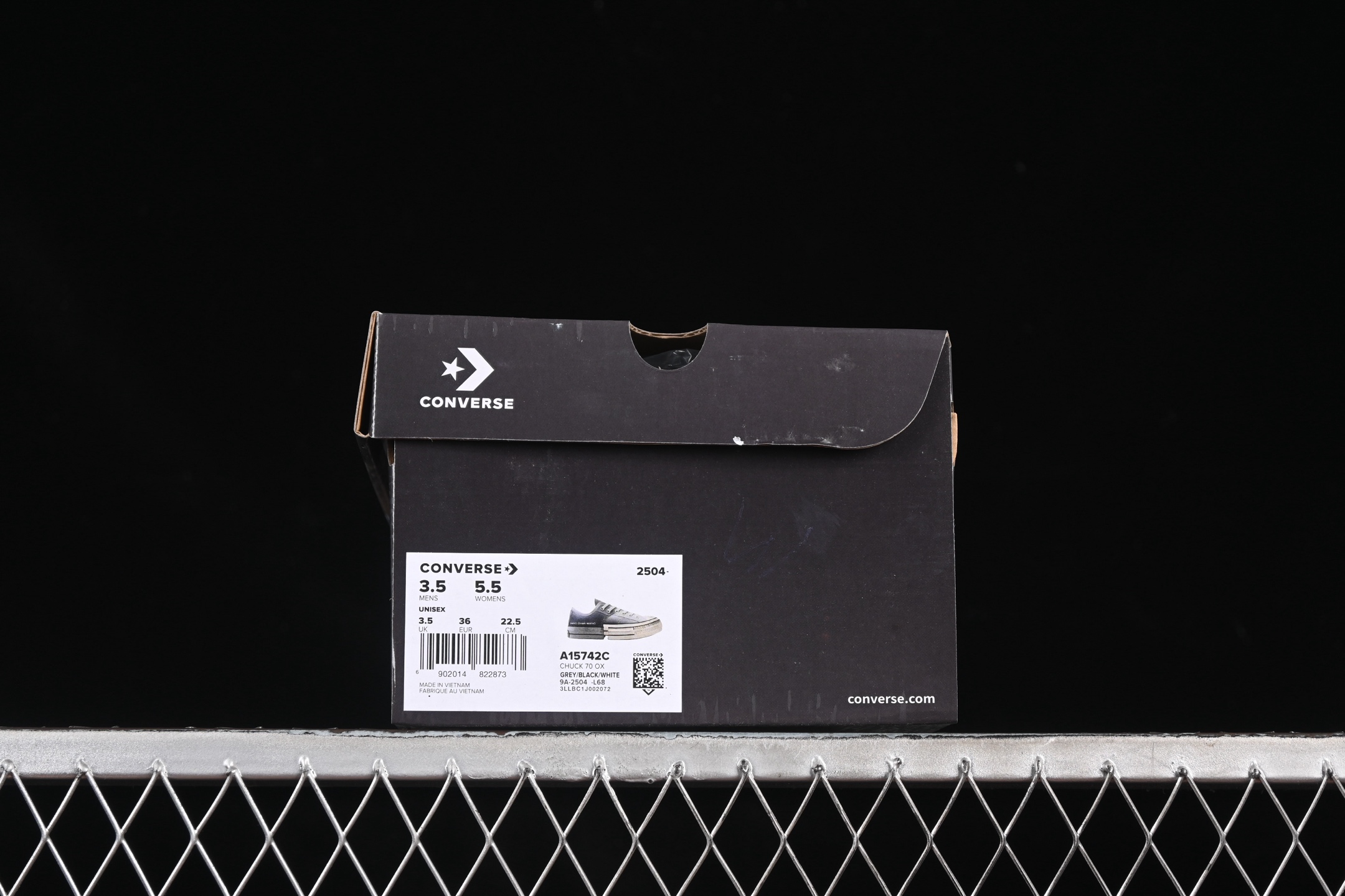 💰190纯原
 Feng Chen Wang X Converse Chuck 70 Low 中国设计师联名低帮休闲板鞋 A15742C
#Chuck 70概念鞋在纽约时装周的19春夏男装展示会上亮相，以细致的解构和精致的重组为特色，并配有手绘细节。五年后，王逢陈展示了自己视觉的最新发展——Chuck 70 2-in-1 低帮帆布鞋。该款鞋款以“两个”为重点，搭配帆布覆面、双层胶带和改性外底，分为四个象限。这一设计雄辩地展示了王视觉的双重性，为佩戴者提供了在结构化结构中增强的灵活性。
尺码：35 36 36.5 37 37.5 38 39 39.5 40 41 41.5 42 42.5 43 44 M.C3