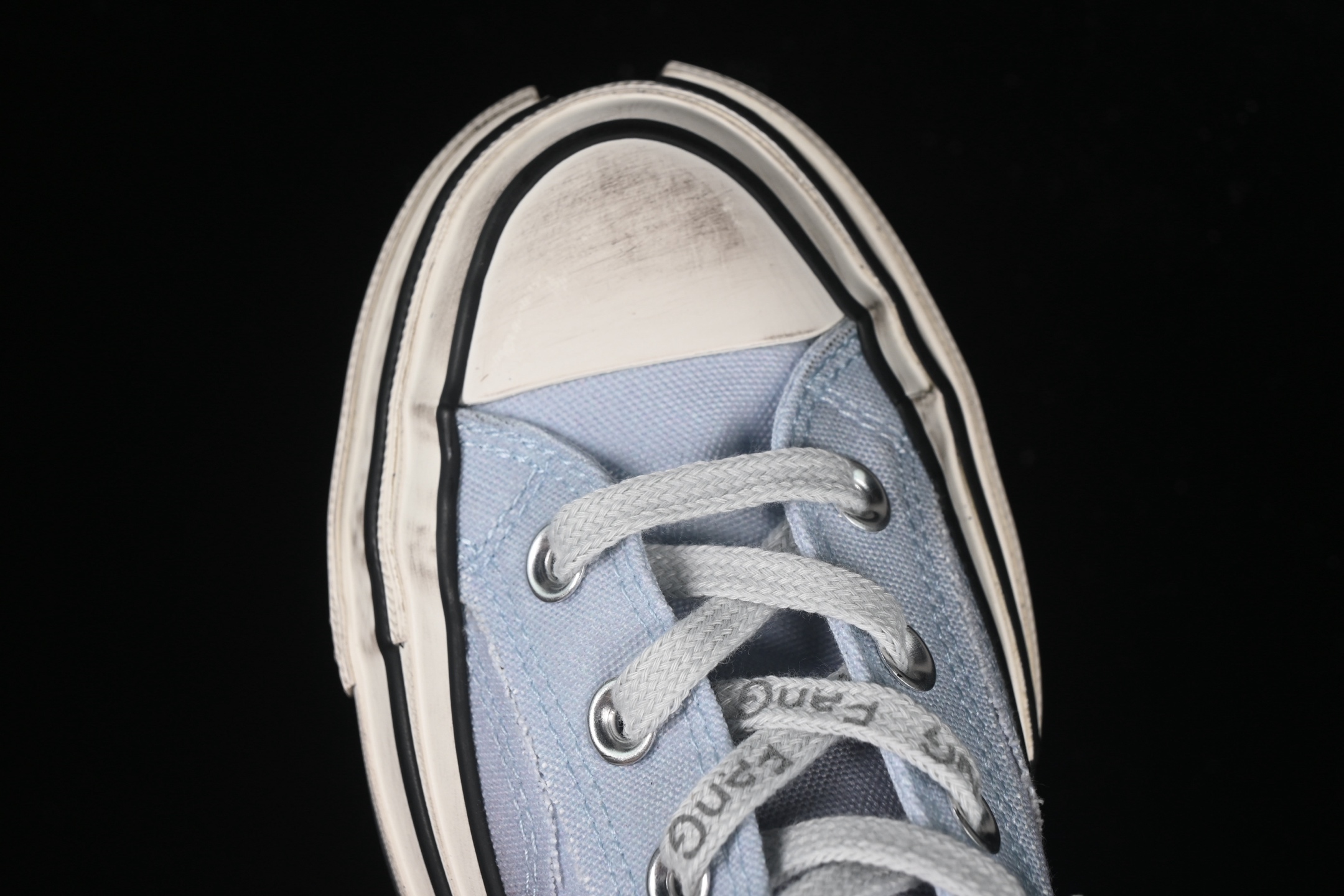 💰190纯原
 Feng Chen Wang X Converse Chuck 70 Low 中国设计师联名低帮休闲板鞋 A15742C
#Chuck 70概念鞋在纽约时装周的19春夏男装展示会上亮相，以细致的解构和精致的重组为特色，并配有手绘细节。五年后，王逢陈展示了自己视觉的最新发展——Chuck 70 2-in-1 低帮帆布鞋。该款鞋款以“两个”为重点，搭配帆布覆面、双层胶带和改性外底，分为四个象限。这一设计雄辩地展示了王视觉的双重性，为佩戴者提供了在结构化结构中增强的灵活性。
尺码：35 36 36.5 37 37.5 38 39 39.5 40 41 41.5 42 42.5 43 44 M.C3