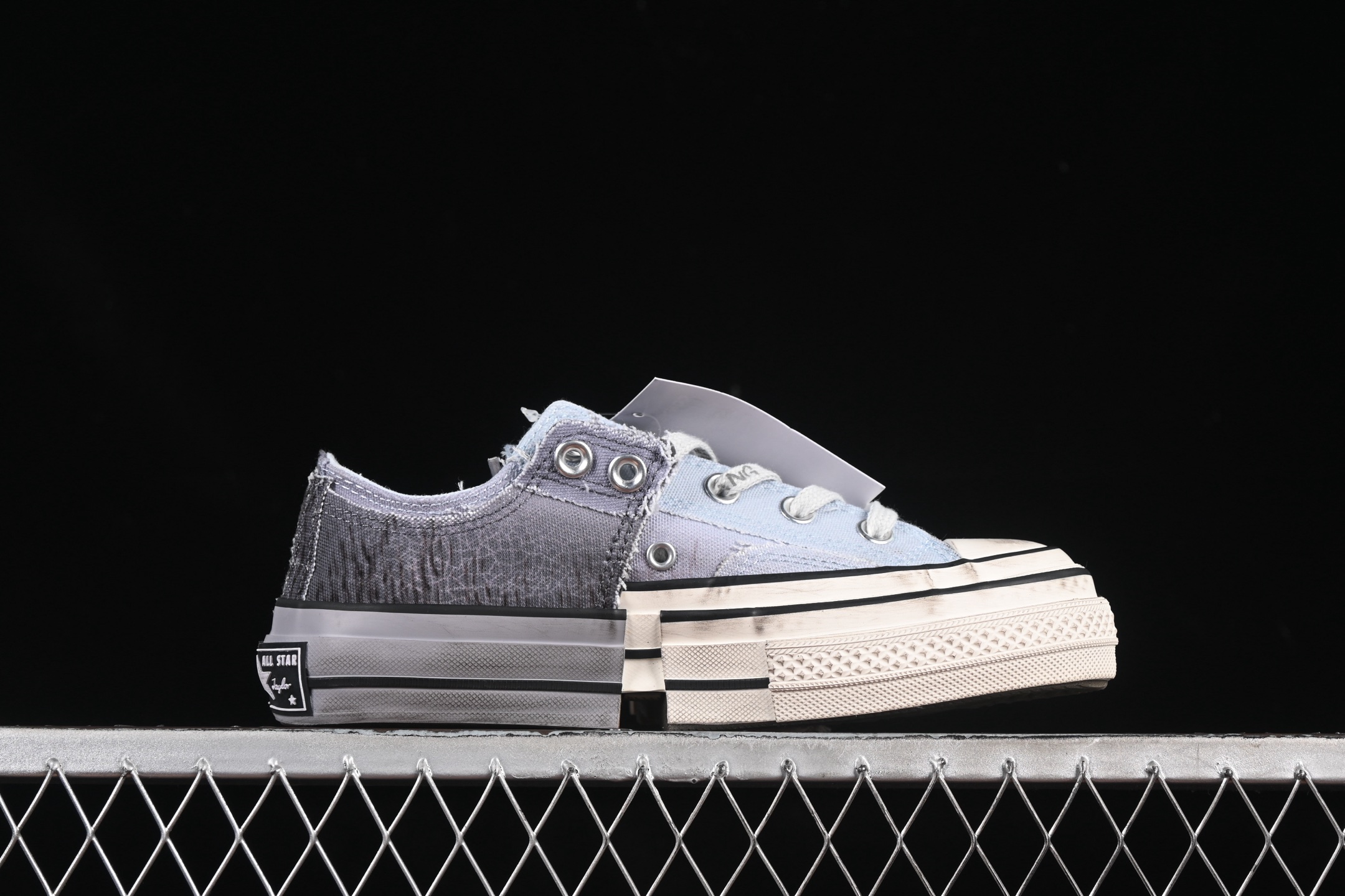 💰190纯原
 Feng Chen Wang X Converse Chuck 70 Low 中国设计师联名低帮休闲板鞋 A15742C
#Chuck 70概念鞋在纽约时装周的19春夏男装展示会上亮相，以细致的解构和精致的重组为特色，并配有手绘细节。五年后，王逢陈展示了自己视觉的最新发展——Chuck 70 2-in-1 低帮帆布鞋。该款鞋款以“两个”为重点，搭配帆布覆面、双层胶带和改性外底，分为四个象限。这一设计雄辩地展示了王视觉的双重性，为佩戴者提供了在结构化结构中增强的灵活性。
尺码：35 36 36.5 37 37.5 38 39 39.5 40 41 41.5 42 42.5 43 44 M.C3