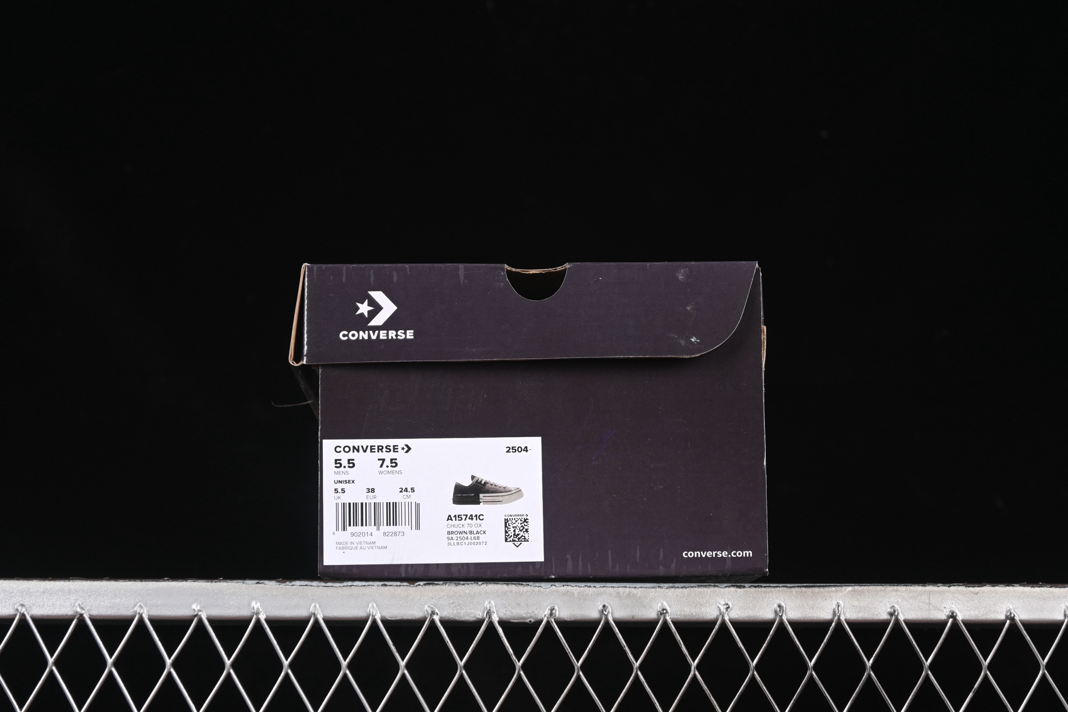 💰190纯原
Feng Chen Wang X Converse Chuck 70 Low 中国设计师联名低帮休闲板鞋 A15741C
#Chuck 70概念鞋在纽约时装周的19春夏男装展示会上亮相，以细致的解构和精致的重组为特色，并配有手绘细节。五年后，王逢陈展示了自己视觉的最新发展——Chuck 70 2-in-1 低帮帆布鞋。该款鞋款以“两个”为重点，搭配帆布覆面、双层胶带和改性外底，分为四个象限。这一设计雄辩地展示了王视觉的双重性，为佩戴者提供了在结构化结构中增强的灵活性。
尺码：35 36 36.5 37 37.5 38 39 39.5 40 41 41.5 42 42.5 43 44 M.C3