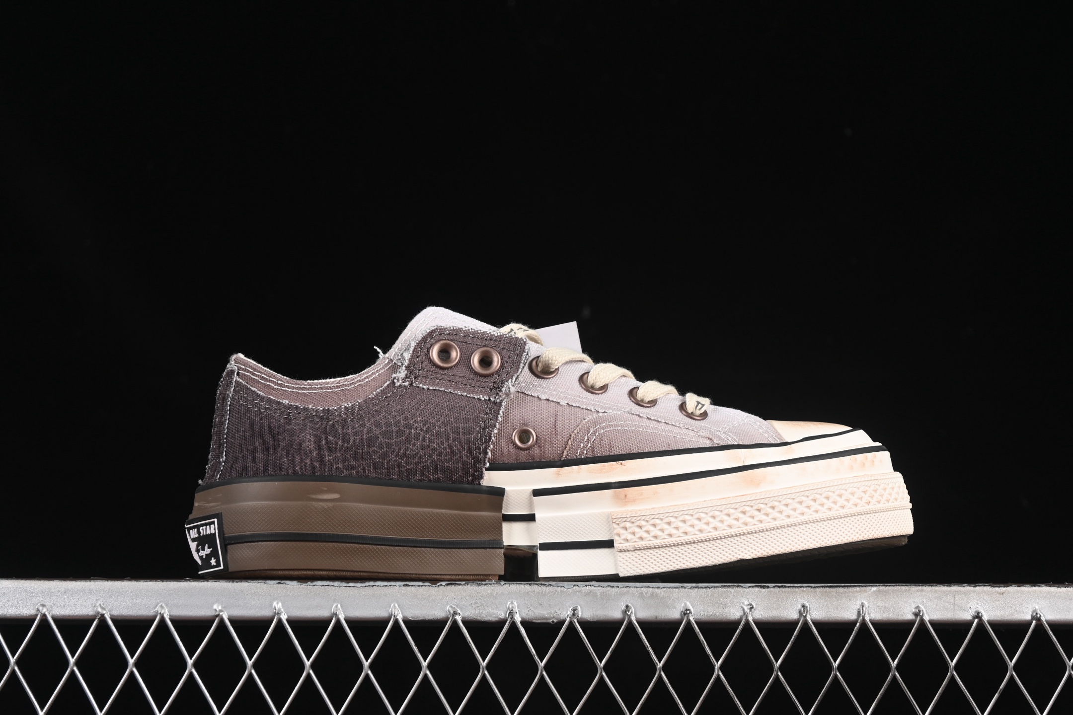 💰190纯原
Feng Chen Wang X Converse Chuck 70 Low 中国设计师联名低帮休闲板鞋 A15741C
#Chuck 70概念鞋在纽约时装周的19春夏男装展示会上亮相，以细致的解构和精致的重组为特色，并配有手绘细节。五年后，王逢陈展示了自己视觉的最新发展——Chuck 70 2-in-1 低帮帆布鞋。该款鞋款以“两个”为重点，搭配帆布覆面、双层胶带和改性外底，分为四个象限。这一设计雄辩地展示了王视觉的双重性，为佩戴者提供了在结构化结构中增强的灵活性。
尺码：35 36 36.5 37 37.5 38 39 39.5 40 41 41.5 42 42.5 43 44 M.C3