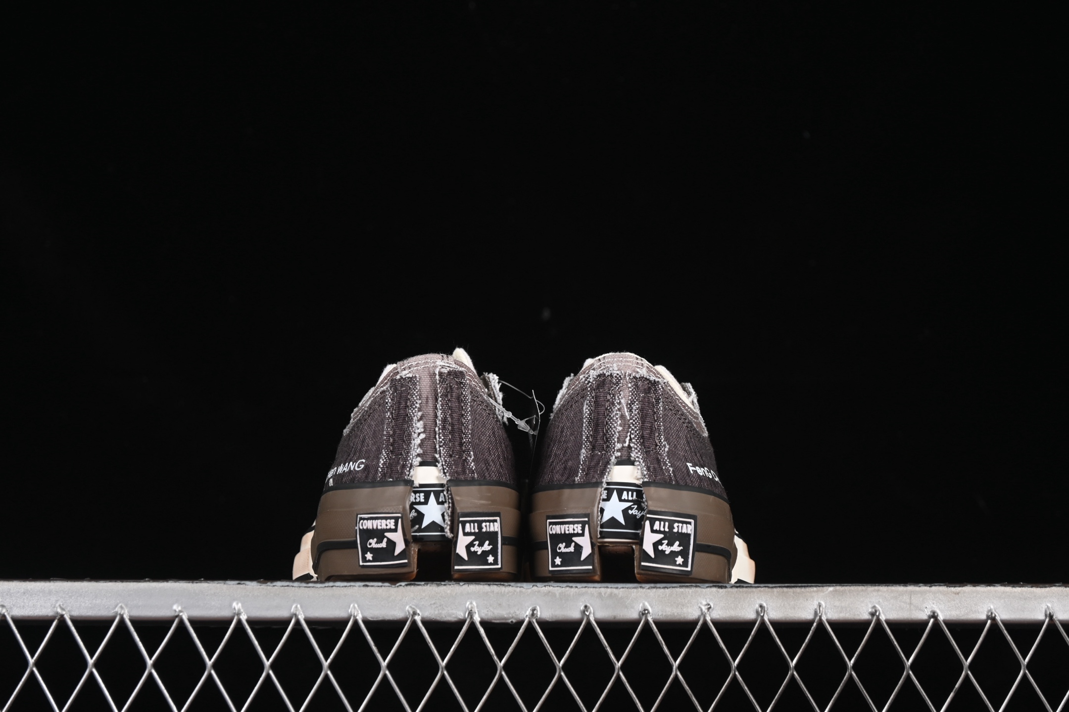 💰190纯原
Feng Chen Wang X Converse Chuck 70 Low 中国设计师联名低帮休闲板鞋 A15741C
#Chuck 70概念鞋在纽约时装周的19春夏男装展示会上亮相，以细致的解构和精致的重组为特色，并配有手绘细节。五年后，王逢陈展示了自己视觉的最新发展——Chuck 70 2-in-1 低帮帆布鞋。该款鞋款以“两个”为重点，搭配帆布覆面、双层胶带和改性外底，分为四个象限。这一设计雄辩地展示了王视觉的双重性，为佩戴者提供了在结构化结构中增强的灵活性。
尺码：35 36 36.5 37 37.5 38 39 39.5 40 41 41.5 42 42.5 43 44 M.C3