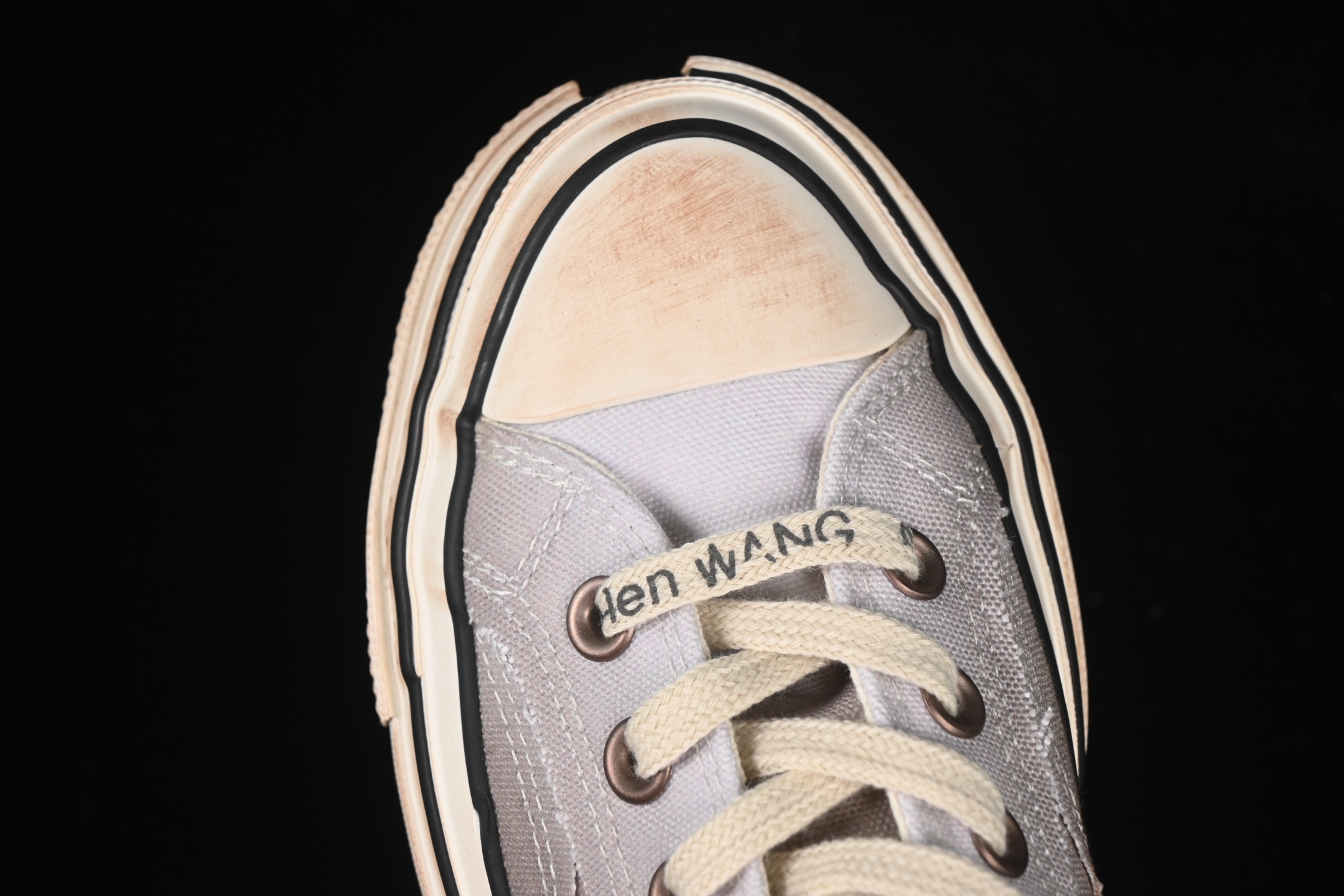 💰190纯原
Feng Chen Wang X Converse Chuck 70 Low 中国设计师联名低帮休闲板鞋 A15741C
#Chuck 70概念鞋在纽约时装周的19春夏男装展示会上亮相，以细致的解构和精致的重组为特色，并配有手绘细节。五年后，王逢陈展示了自己视觉的最新发展——Chuck 70 2-in-1 低帮帆布鞋。该款鞋款以“两个”为重点，搭配帆布覆面、双层胶带和改性外底，分为四个象限。这一设计雄辩地展示了王视觉的双重性，为佩戴者提供了在结构化结构中增强的灵活性。
尺码：35 36 36.5 37 37.5 38 39 39.5 40 41 41.5 42 42.5 43 44 M.C3