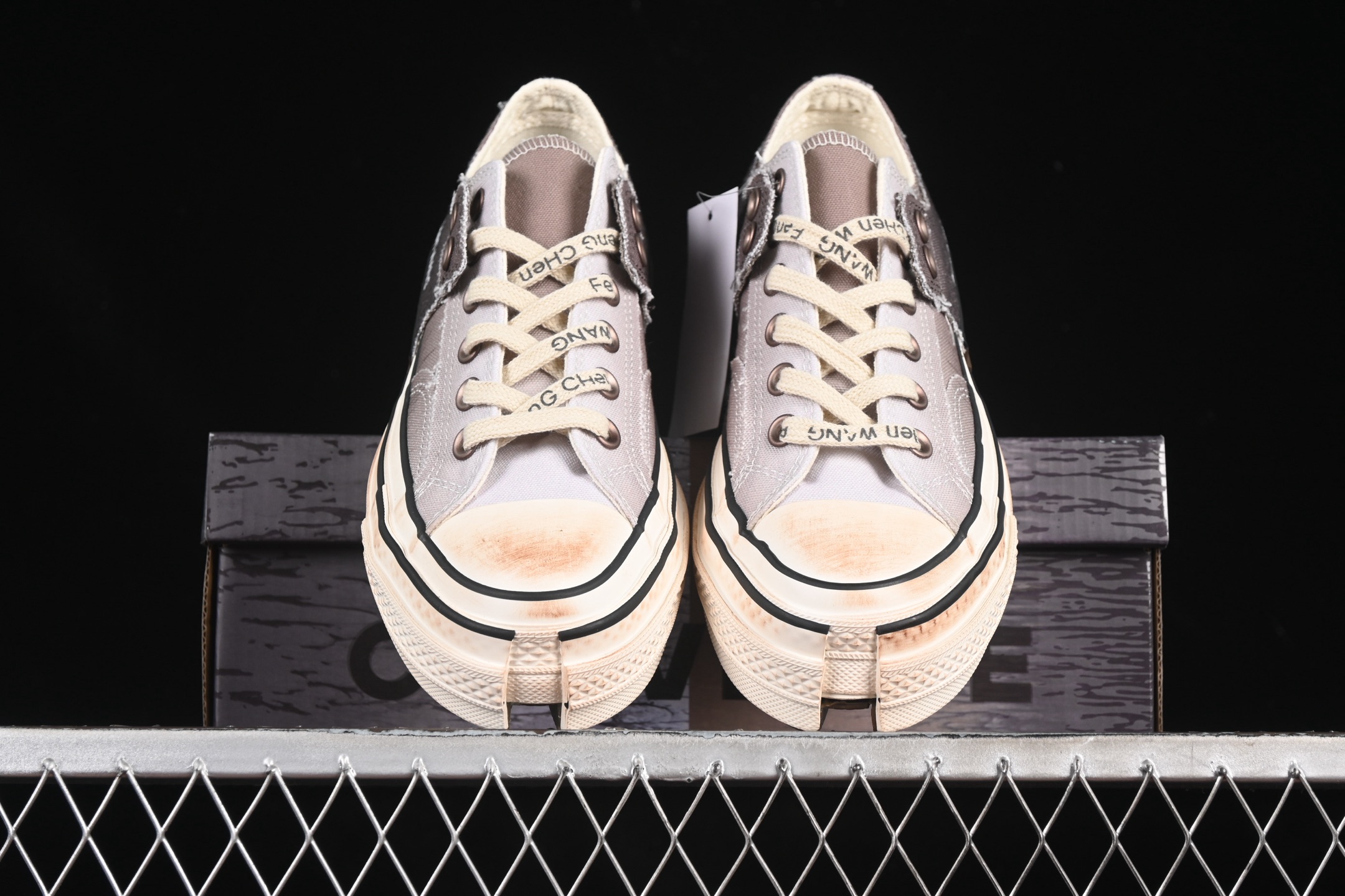 💰190纯原
Feng Chen Wang X Converse Chuck 70 Low 中国设计师联名低帮休闲板鞋 A15741C
#Chuck 70概念鞋在纽约时装周的19春夏男装展示会上亮相，以细致的解构和精致的重组为特色，并配有手绘细节。五年后，王逢陈展示了自己视觉的最新发展——Chuck 70 2-in-1 低帮帆布鞋。该款鞋款以“两个”为重点，搭配帆布覆面、双层胶带和改性外底，分为四个象限。这一设计雄辩地展示了王视觉的双重性，为佩戴者提供了在结构化结构中增强的灵活性。
尺码：35 36 36.5 37 37.5 38 39 39.5 40 41 41.5 42 42.5 43 44 M.C3