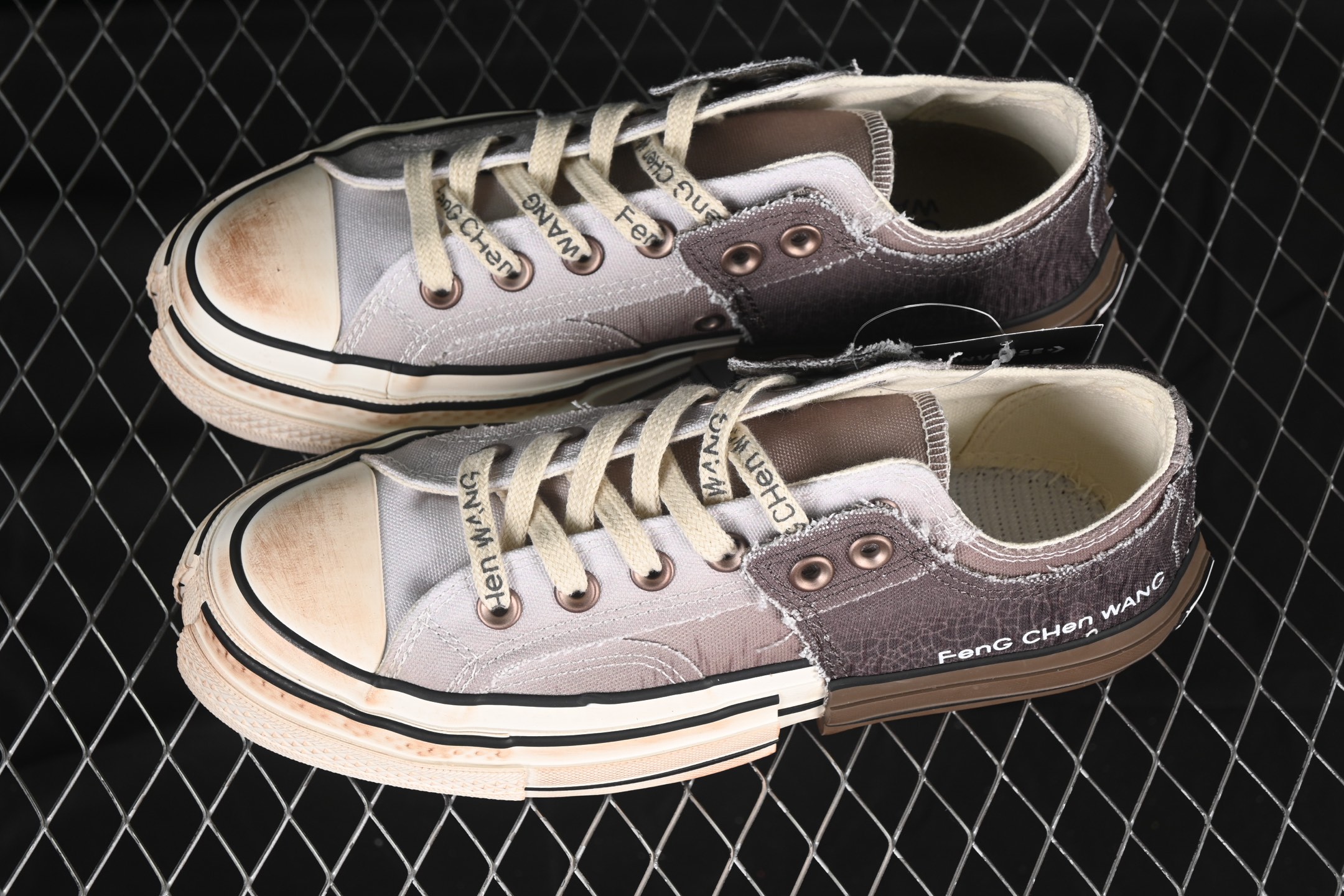 💰190纯原
Feng Chen Wang X Converse Chuck 70 Low 中国设计师联名低帮休闲板鞋 A15741C
#Chuck 70概念鞋在纽约时装周的19春夏男装展示会上亮相，以细致的解构和精致的重组为特色，并配有手绘细节。五年后，王逢陈展示了自己视觉的最新发展——Chuck 70 2-in-1 低帮帆布鞋。该款鞋款以“两个”为重点，搭配帆布覆面、双层胶带和改性外底，分为四个象限。这一设计雄辩地展示了王视觉的双重性，为佩戴者提供了在结构化结构中增强的灵活性。
尺码：35 36 36.5 37 37.5 38 39 39.5 40 41 41.5 42 42.5 43 44 M.C3