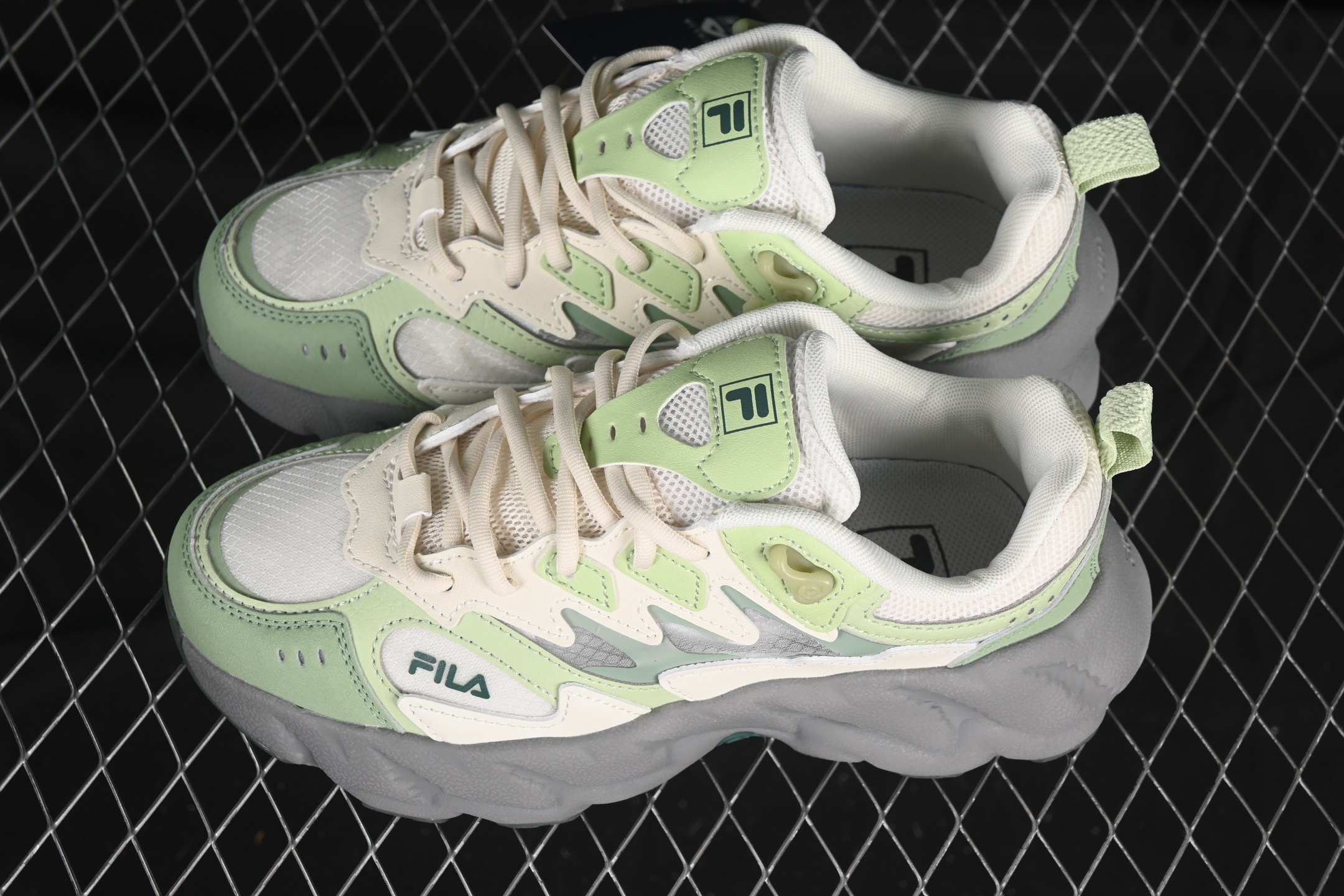 💰220纯原
Fila Fusion 蕨草2.0 斐乐潮牌休闲老爹鞋 F12W531101FVA
尺码：35.5 36 36.5 37.5 38 38.5 39 40 XMC3