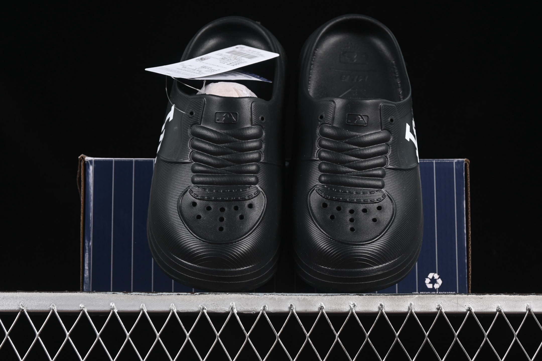 💰160纯原
NY MLB Chunky Liner Mule 纽约洋基队 夏季穆勒厚底居家休闲拖鞋 3ASQC015307BKS
尺码：35 36 36.5 37.5 38 38.5 39 40 40.5 41 42 42.5 43 44 N.C3