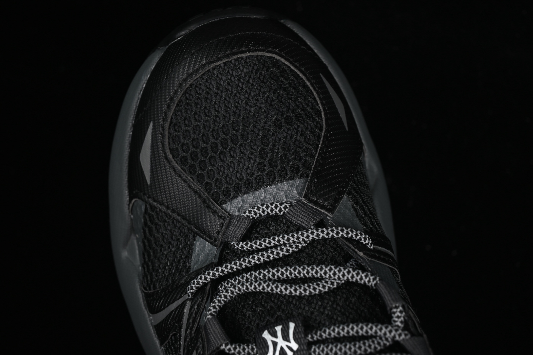 💰240纯原
NY MLB Dome Runner 纽约洋基队 厚底镂空增高休闲跑鞋 3ARND015N50BKS
尺码：35 36 36.5 37.5 38 38.5 39 40 40.5 41 42 42.5 43 44 44.5 45 N.C3