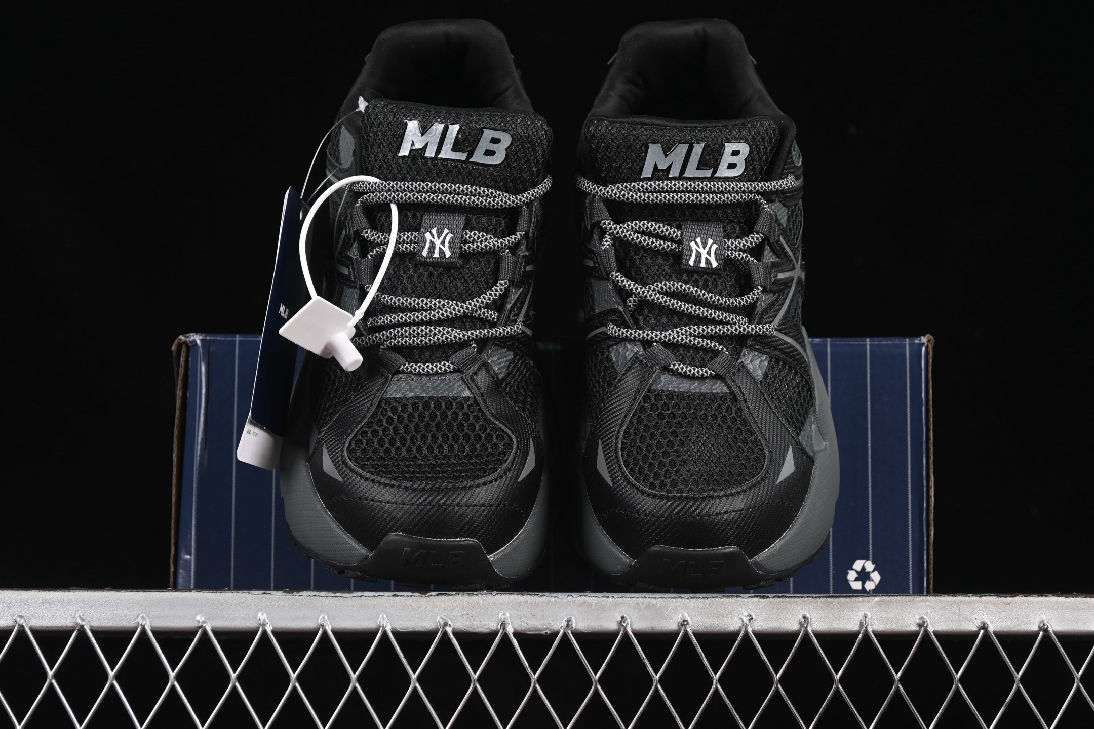💰240纯原
NY MLB Dome Runner 纽约洋基队 厚底镂空增高休闲跑鞋 3ARND015N50BKS
尺码：35 36 36.5 37.5 38 38.5 39 40 40.5 41 42 42.5 43 44 44.5 45 N.C3