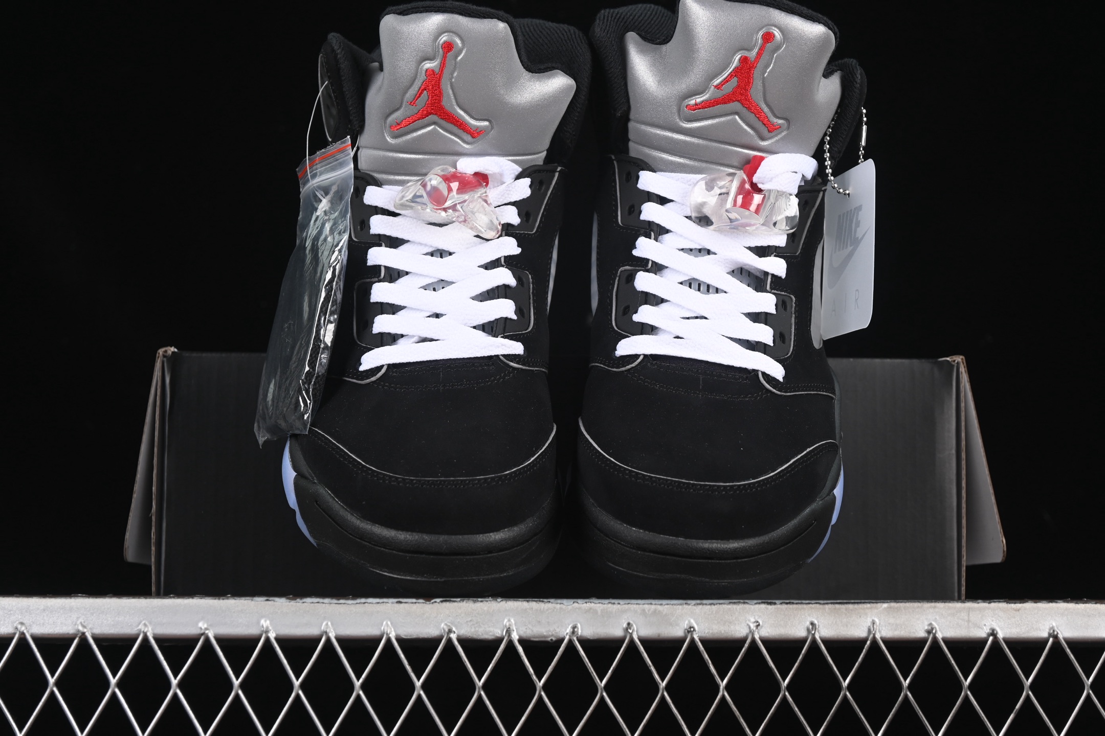 💰380纯原
Air Jordan 5 Black "Metallic Reimagined" AJ5 乔5黑银 头层篮球鞋 HF3975-001
尺码:40 40.5 41 42 42.5 43 44 44.5 45 46 47.5 48.5 LTE5