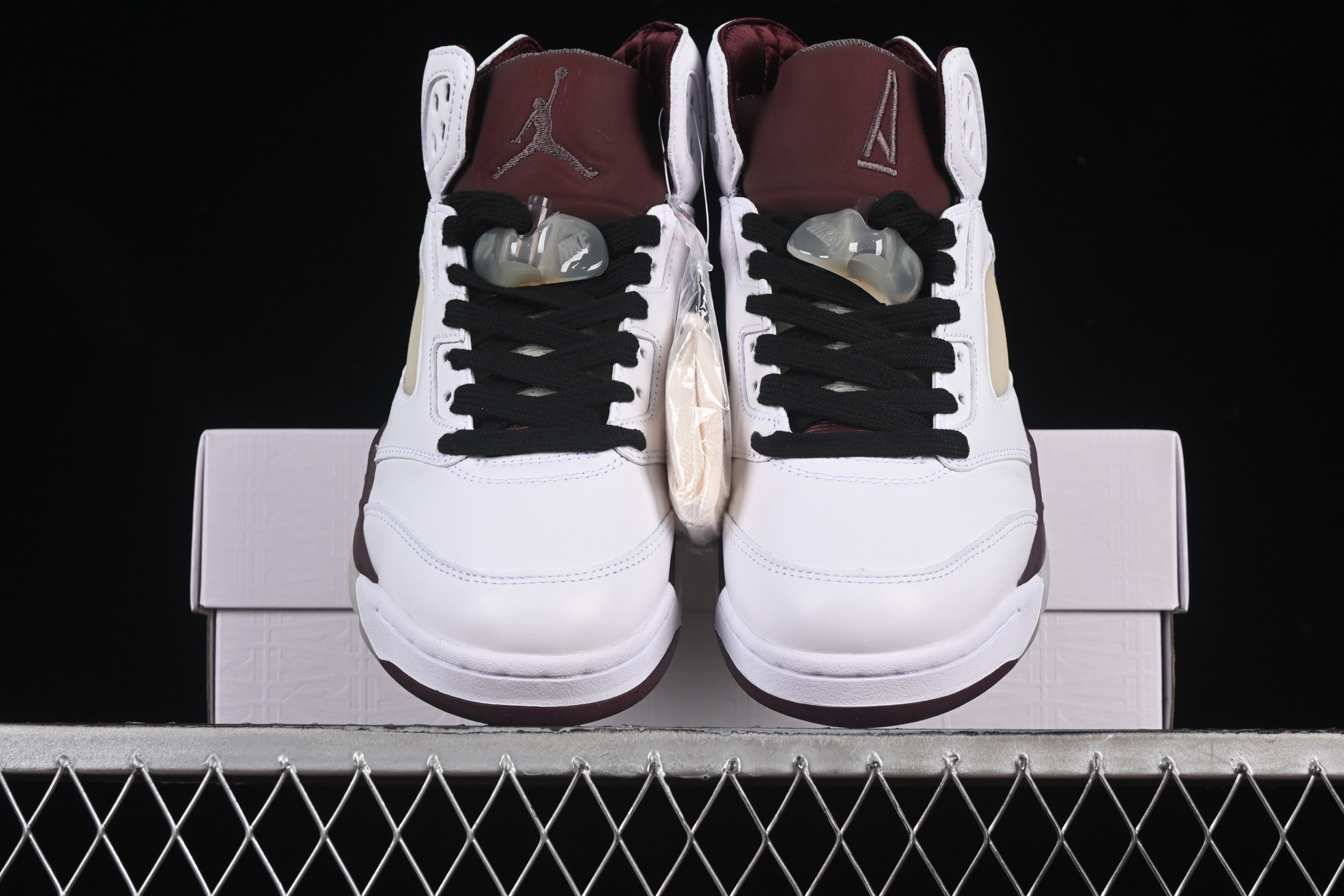 💰380纯原
A Ma Maniere x Air Jordan 5 Retro "Violet Ore" AJ5 乔5 白酒红 头层篮球鞋 IB1528-100
尺码:40 40.5 41 42 42.5 43 44 44.5 45 46 47.5 48.5 LTE5