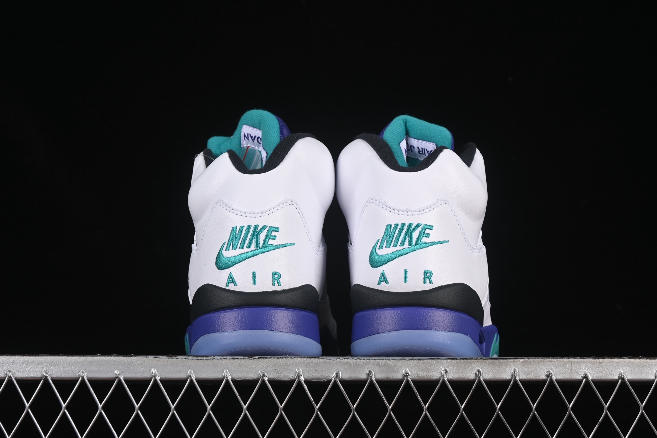 💰380纯原
 Air Jordan 5 OG "Grape" AJ5 乔5白葡萄 头层篮球鞋 HQ7978-100
尺码：40 40.5 41 42 42.5 43 44 44.5 45 46 47.5 48.5 LTE5