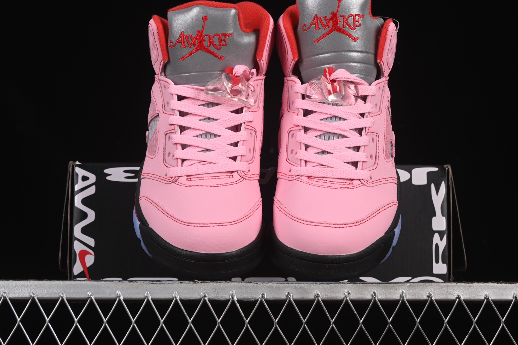 💰440顶级
Awake NY x Air Jordan 5 "Arctic Pink" AJ5 乔5联名款粉色 DV4982-600
#鞋身以大面积淡粉色为主色调,最大的亮点是AJ5标志性的透气网格以Awake NY标志性Logo呈现!
尺码:36 36.5 37.5 38 38.5 39 40 40.5 41 42 42.5 43 44 44.5 45 46 47.5 48.5 LTE5