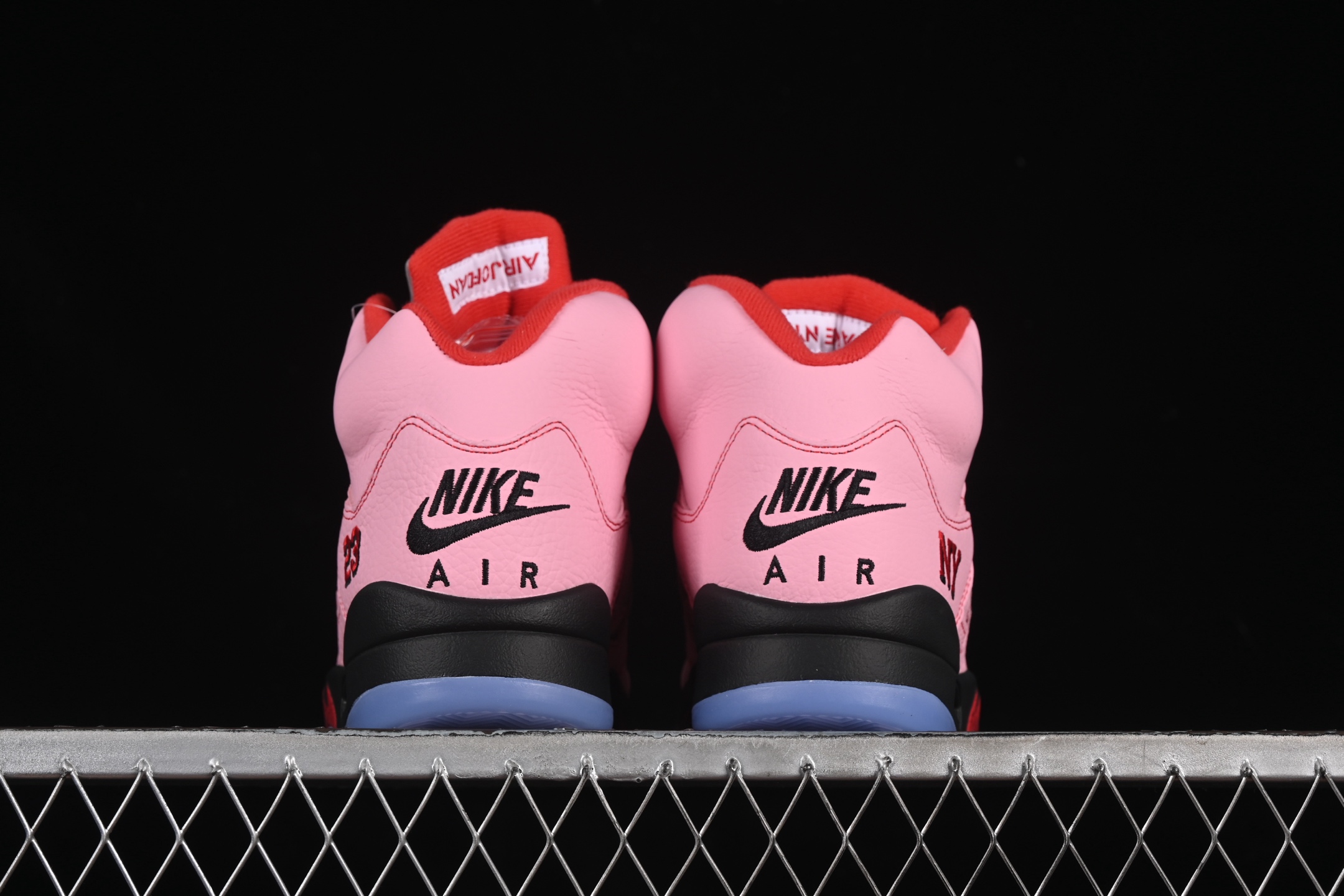 💰440顶级
Awake NY x Air Jordan 5 "Arctic Pink" AJ5 乔5联名款粉色 DV4982-600
#鞋身以大面积淡粉色为主色调,最大的亮点是AJ5标志性的透气网格以Awake NY标志性Logo呈现!
尺码:36 36.5 37.5 38 38.5 39 40 40.5 41 42 42.5 43 44 44.5 45 46 47.5 48.5 LTE5