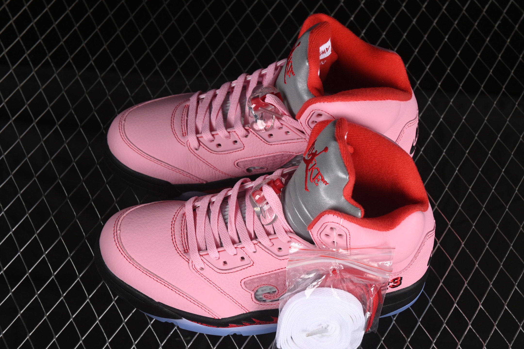 💰440顶级
Awake NY x Air Jordan 5 "Arctic Pink" AJ5 乔5联名款粉色 DV4982-600
#鞋身以大面积淡粉色为主色调,最大的亮点是AJ5标志性的透气网格以Awake NY标志性Logo呈现!
尺码:36 36.5 37.5 38 38.5 39 40 40.5 41 42 42.5 43 44 44.5 45 46 47.5 48.5 LTE5