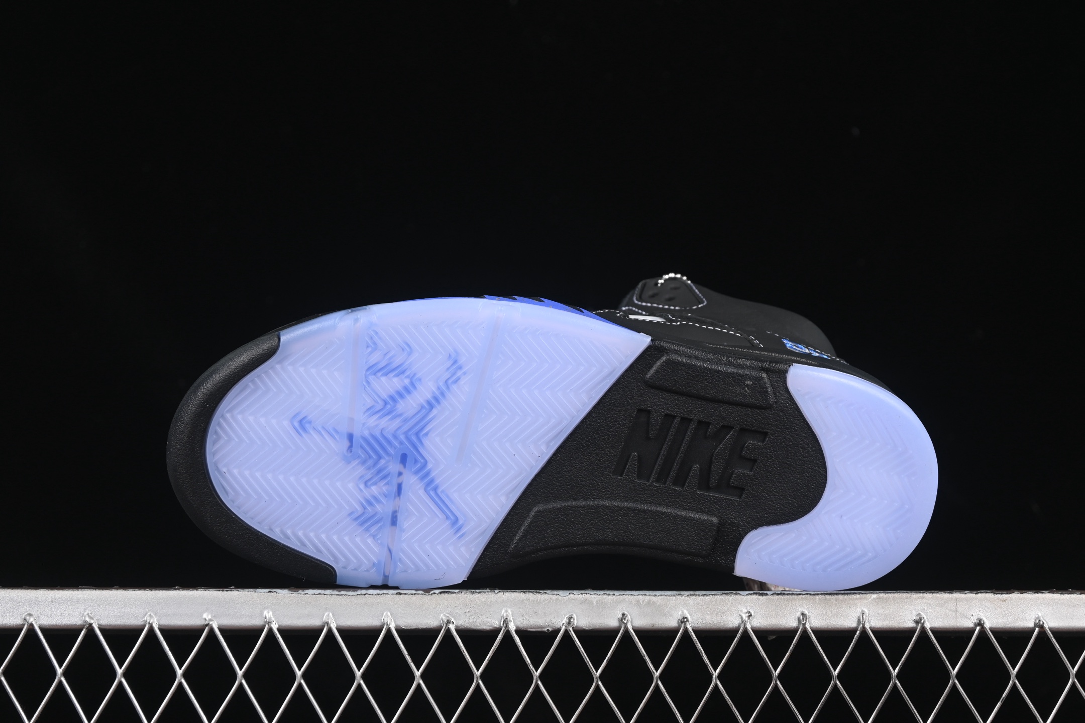 💰440纯原
Awake NY x Air Jordan 5 "Arctic Pink" AJ5 乔5联名款粉色 DV4982-004
#鞋身以大面积淡粉色为主色调,最大的亮点是AJ5标志性的透气网格以Awake NY标志性Logo呈现!
尺码:40 40.5 41 42 42.5 43 44 44.5 45 46 47.5 48.5 LTE5