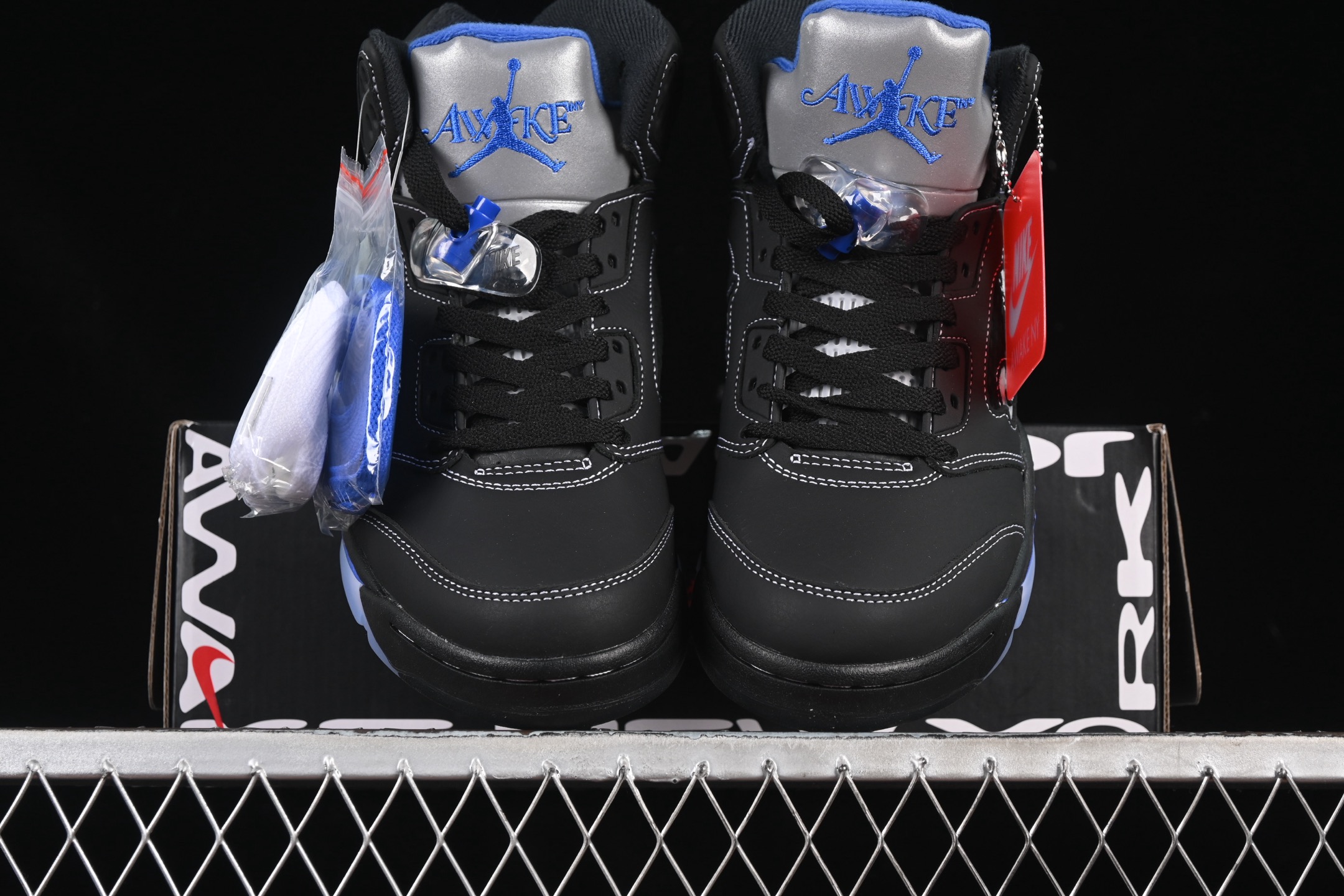 💰440纯原
Awake NY x Air Jordan 5 "Arctic Pink" AJ5 乔5联名款粉色 DV4982-004
#鞋身以大面积淡粉色为主色调,最大的亮点是AJ5标志性的透气网格以Awake NY标志性Logo呈现!
尺码:40 40.5 41 42 42.5 43 44 44.5 45 46 47.5 48.5 LTE5