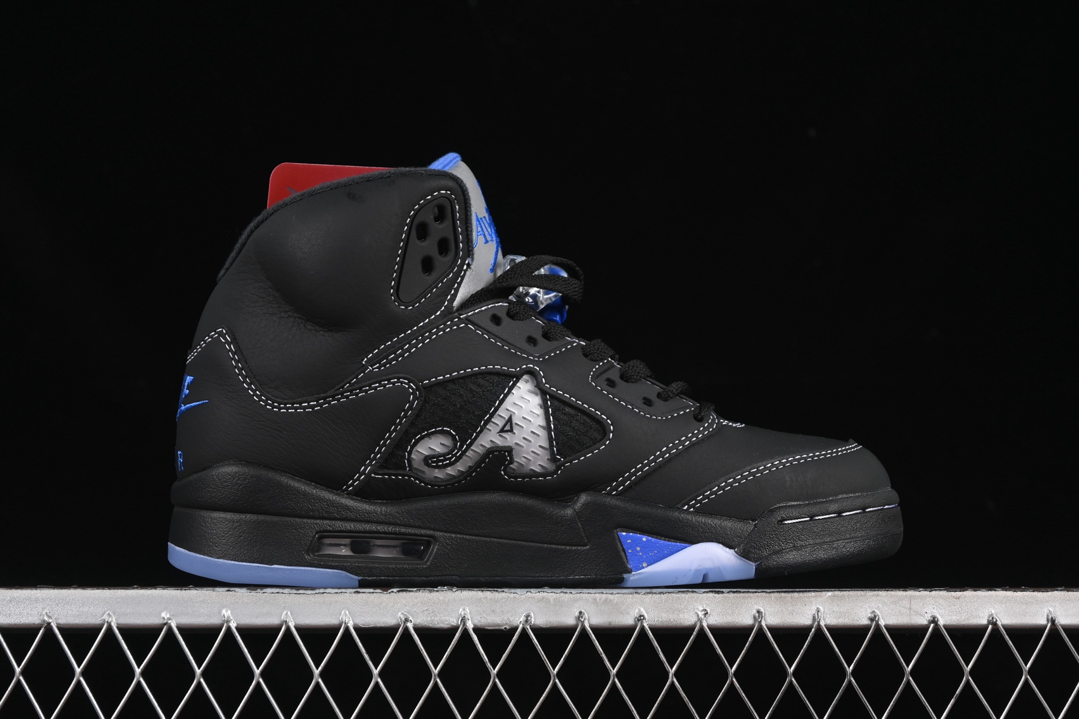 💰440纯原
Awake NY x Air Jordan 5 "Arctic Pink" AJ5 乔5联名款粉色 DV4982-004
#鞋身以大面积淡粉色为主色调,最大的亮点是AJ5标志性的透气网格以Awake NY标志性Logo呈现!
尺码:40 40.5 41 42 42.5 43 44 44.5 45 46 47.5 48.5 LTE5